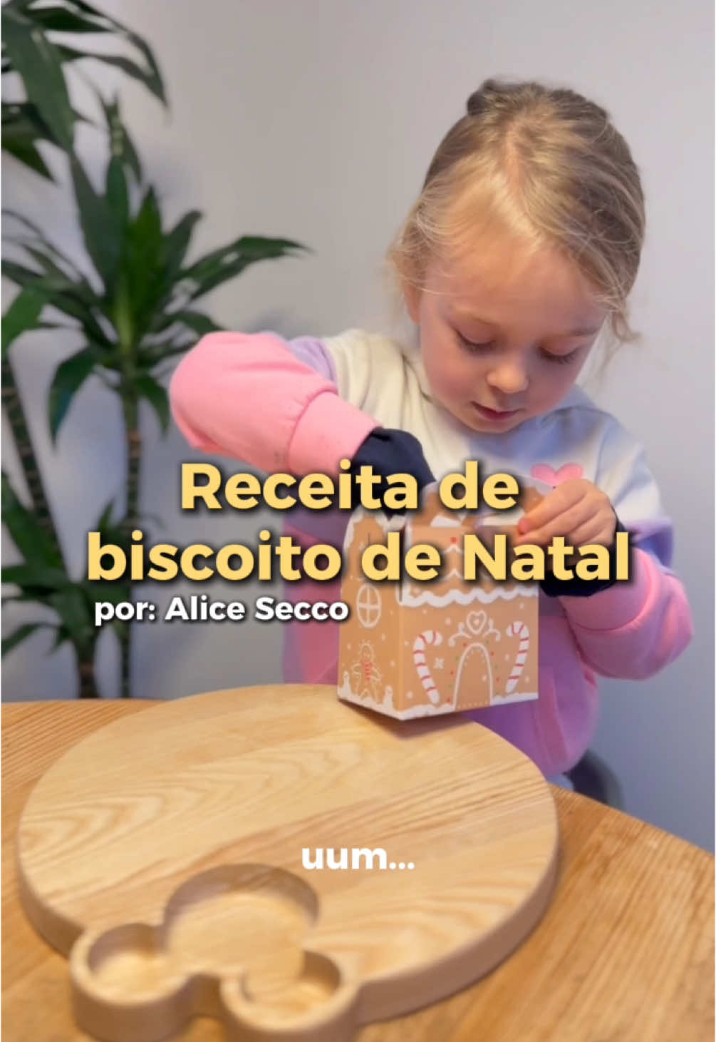 A Jaki, que nos ajuda cuidando das meninas em alguns dias da semana, traz atividades pra elas fazerem juntas quando elas está por aqui. Dessa vez fizeram biscoitos de Natal 😍 É um kit que já vem pronto da @thebiscuitcard, e a Alice adorou. Aliás, achei uma ótima dica de atividade pra final de ano com as crianças 😄