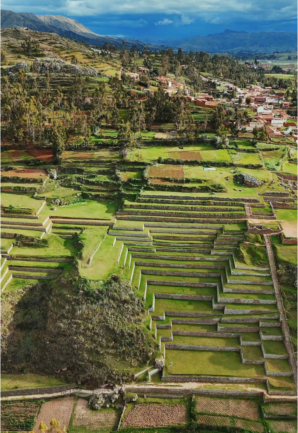 Chinchero desde el aire!  .. .. .. .. #cusco #peru🇵🇪 #andes #southamerica #dji #travel #tour #experience #adventure #wanderlustvibes #explore #viral_video #tik_tok #traveltiktok #traveling #vidalexpeditions 