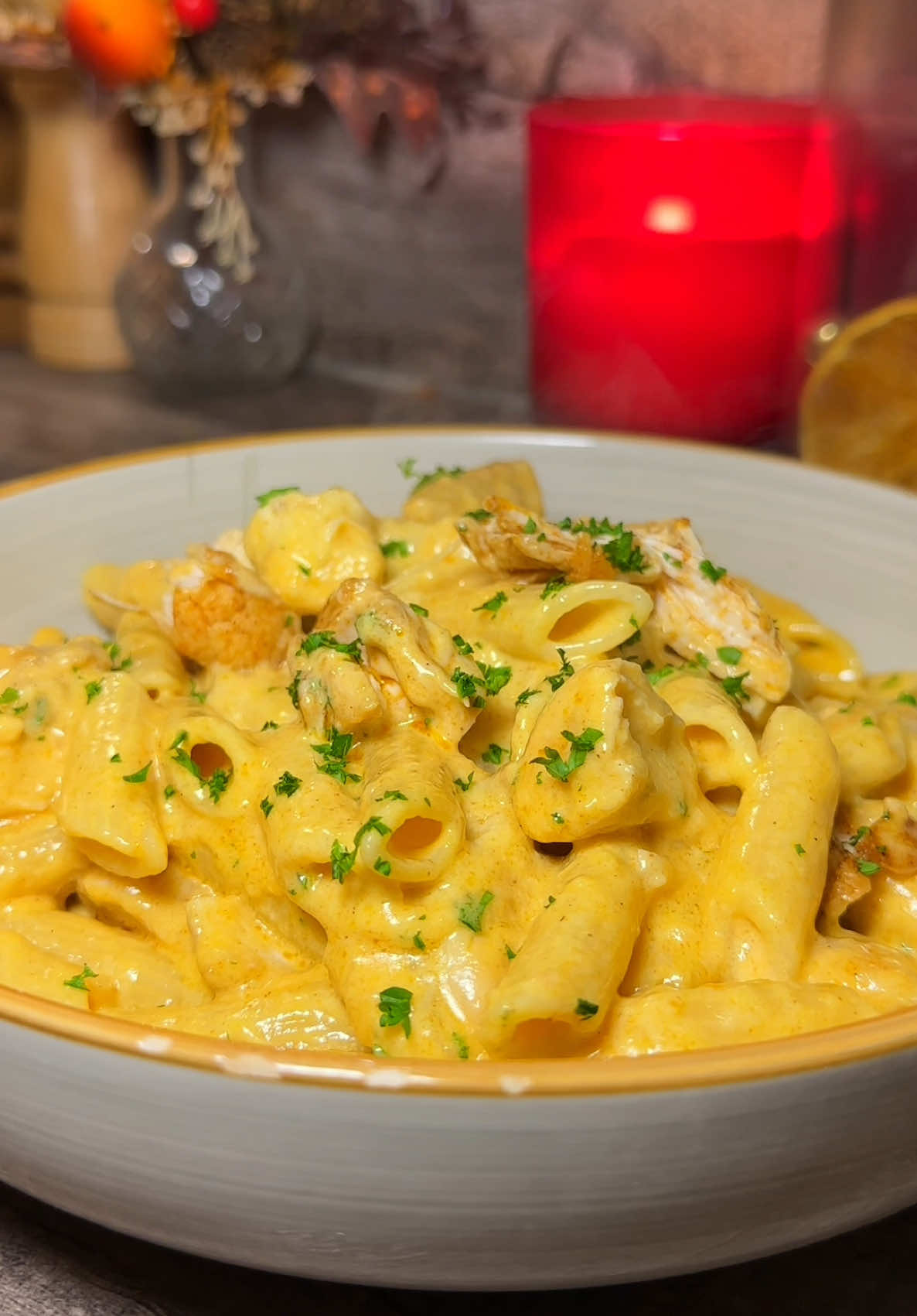 #pasta #chicken #cheddar #cheese #Recipe #dinner #fy #goviral #nudeln  Rezept: Pasta mit würzigem Hähnchen und Käsesoße Zutaten: 500 g Hähnchenbrustfilet Paprikapulver (edelsüß oder scharf, nach Geschmack) Knoblauchpulver Salz und Pfeffer (nach Geschmack) Öl 1 Zwiebel 400 ml Sahne 200 g Cheddar (gerieben) 7 kleine Mozzarella-Kugeln (oder nach Geschmack) 300 g Pasta (z. B. Penne, Fusilli oder Spaghetti) Optional: frische Kräuter (z. B. Petersilie oder Basilikum) zum Garnieren Zubereitung: Hähnchen würzen: Das Hähnchen in mundgerechte Stücke schneiden. Paprikapulver, Knoblauchpulver, Salz und Pfeffer darüber streuen. 2 EL Öl hinzufügen und alles gut vermischen. Für mindestens 1 Stunde ziehen lassen. Hähnchen anbraten: Die marinierten Hähnchenstücke in einer heißen Pfanne anbraten, bis sie goldbraun und durchgegart sind. Anschließend aus der Pfanne nehmen und beiseitestellen. Zwiebel anbraten: In derselben Pfanne die Zwiebel goldbraun anbraten. Sahnesoße zubereiten: Die angebratenen Zwiebeln mit 400 ml Sahne ablöschen. Den geriebenen Cheddar hinzugeben und unter Rühren schmelzen lassen, bis eine cremige Soße entsteht. Die Hälfte des gebratenen Hähnchens zur Soße geben und 15 Minuten köcheln lassen. Mozzarella-Kugeln hinzufügen und nach Geschmack mit Salz, Pfeffer und ggf. Paprikapulver nachwürzen. Kurz köcheln lassen, bis der Mozzarella leicht geschmolzen ist. Pasta kochen: Die Pasta nach Packungsanweisung in reichlich Salzwasser al dente kochen. Abgießen und zur Käse-Sahne-Soße geben. Gut verrühren, sodass die Pasta vollständig mit der Soße bedeckt ist. Anrichten: Die restliche Hälfte des gebratenen Hähnchens auf der Pasta verteilen. Nach Belieben mit frischen Kräutern garnieren und sofort servieren. 2-3 Personen 1 Stunde