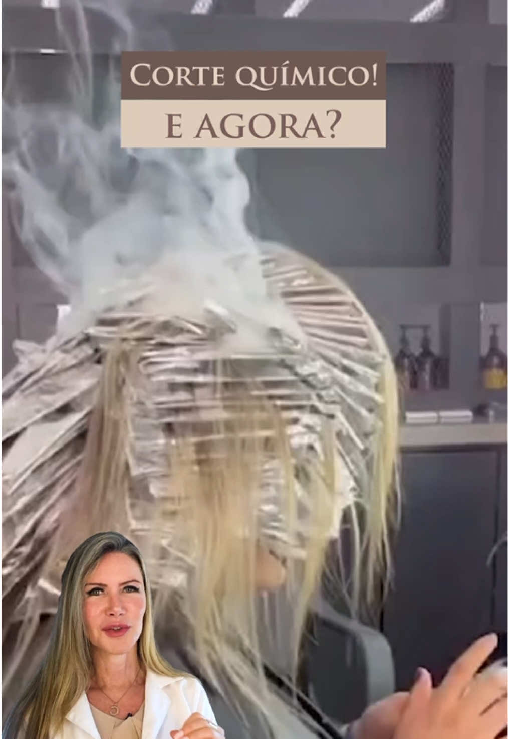 Já passou por um corte químico? ⚜️ Durante procedimentos como alisamentos, relaxamentos ou a realização de luzes e mechas, por vezes, o cabelo pode já estar fragilizado por processos químicos anteriores. Quando produtos agressivos são utilizados ou quando há incompatibilidade entre produtos, o risco de quebra ou danos severos aumenta significativamente. ⚜️ O corte químico ocorre, muitas vezes, devido à sobreposição de químicas que não são compatíveis entre si ou à falta de preparação adequada dos fios antes do procedimento. Por isso, é fundamental procurar um profissional qualificado que avalie a saúde do cabelo e utilize produtos específicos, respeitando os limites da fibra capilar. ⚜️ Além disso, é importante investir em cuidados contínuos, como hidratações, reconstruções e produtos que ajudem a fortalecer os fios. Esses passos são indispensáveis para manter o cabelo saudável, principalmente após procedimentos químicos. Você já passou por um corte químico? Como foi o processo de recuperação?  #cortequimico #cuidadocapilar #recuperacaodocabelo #tratamentocapilar #dicasdecabelo #cabelo #hair #cabelosquimicamenteprocessados #dermatologista 