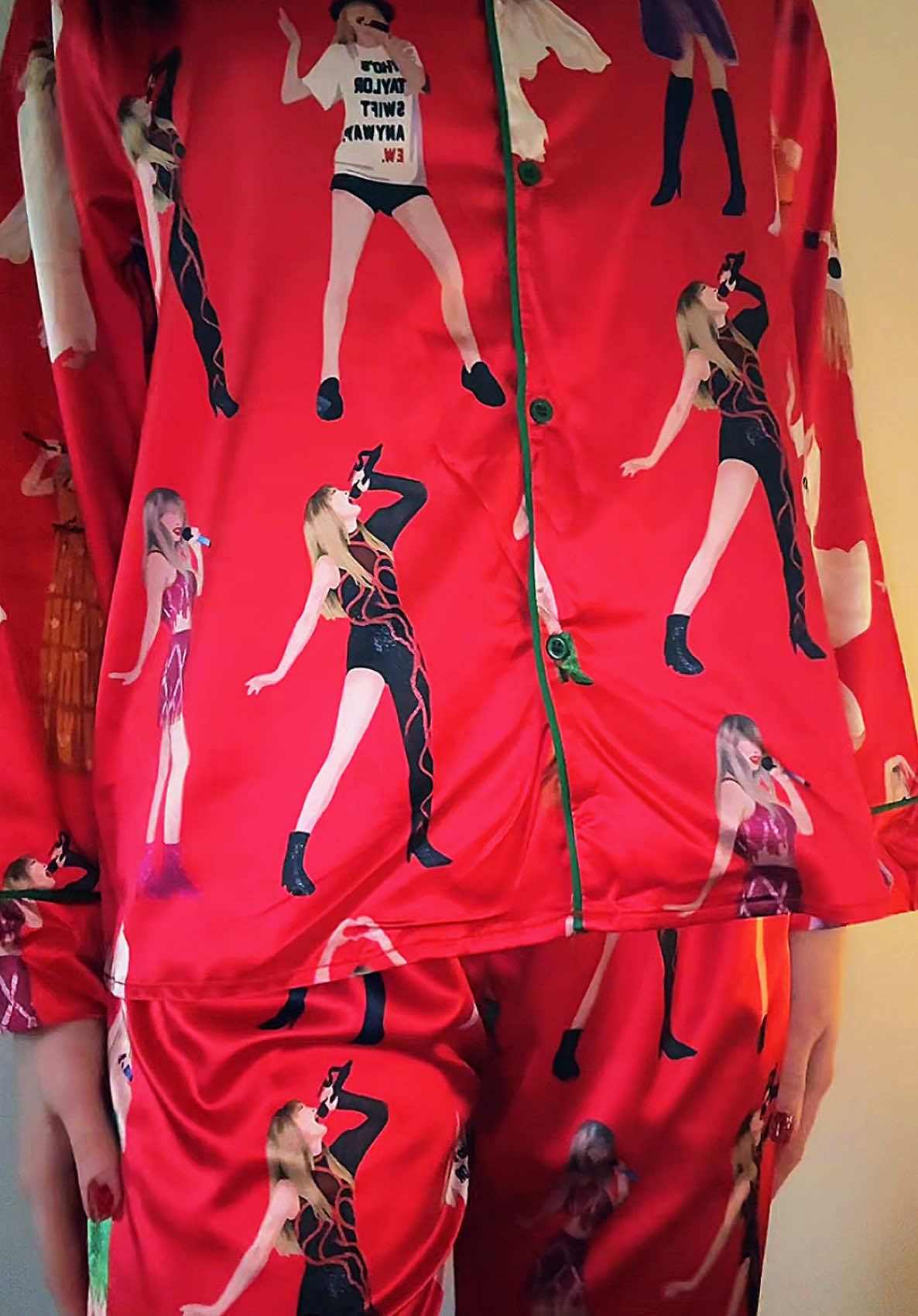 In love with this pajama set @SheShow 🥰✨🪩 #fyp #foryou #ohio #teamwork #Lifestyle #microinfluencer #contentcreators #contentcreator #microinfluencers #Vlogmas #xmas #teamworktrend #contentcreatortiktok #xmascountdown #holidays #christmas #taylorswift #taylorsversion #taylornation #taylorswifterastour #swiftie #swifttok #swifties #pajamaset #silkpjs #giftguide #christmasgift 