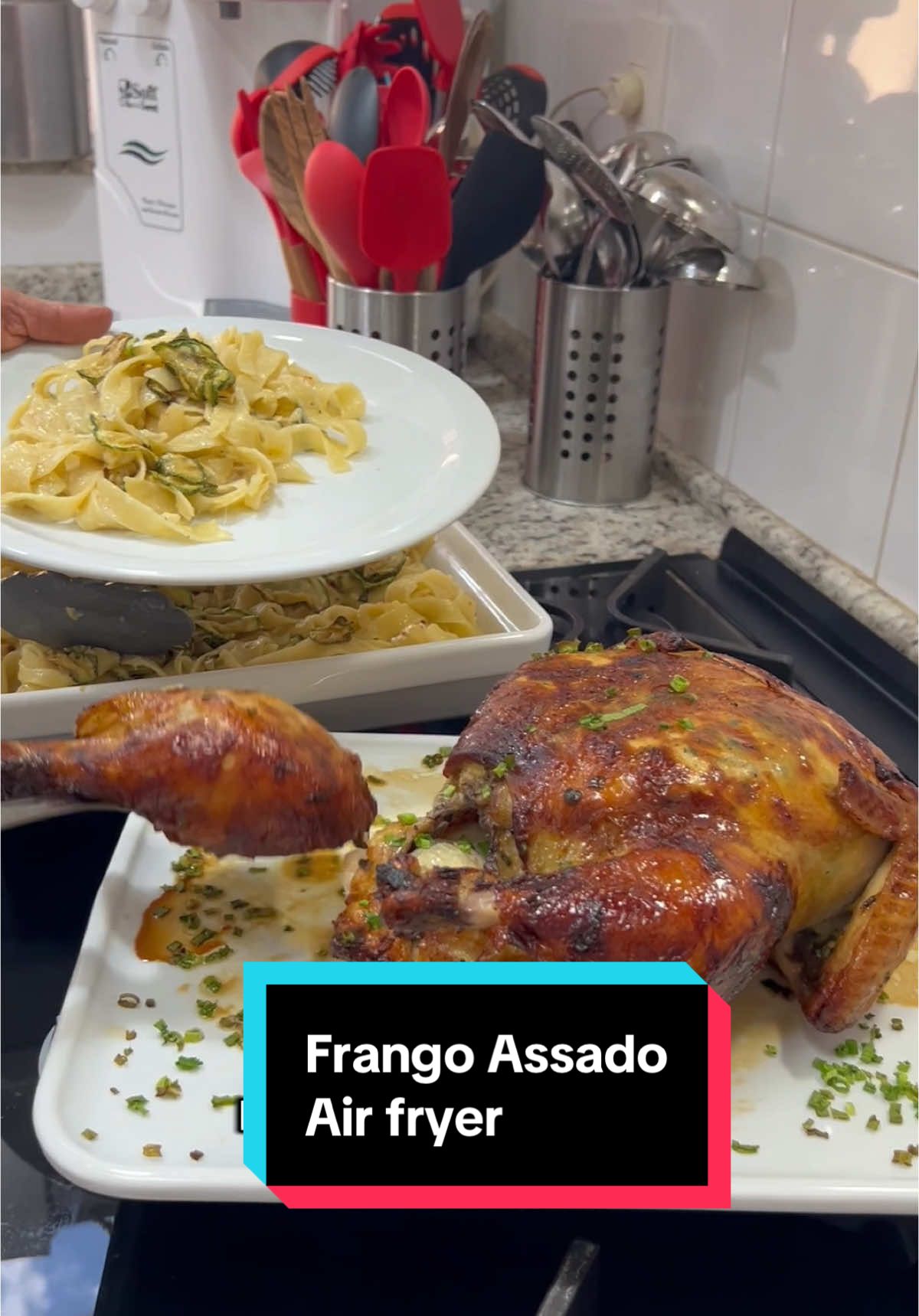 Hoje ensino como fazer um Frango Assado na Air Fryer Para Temperar o Frango: 04 Dentes de Alho Ralado; 01 Colher (café) Pimenta do Reino; 01 Colher (sopa) Sal; 10 Pimentas Ardidas; 01 Laranja (suco); 01 Maço Cebolinha; 2,2 Kg Frango; 150 Gramas Mini Cebolas; 100 Gramas Manteiga; Para Assar: 01 Batata; Para Pincelar: 01 Colher (sopa) Mel; 02 Colheres (sopa) Suco de Laranja; 01 Colher (sopa) Manteiga; Para Finalizar: 1/2 Maço Cebolinha; #receitas #amo #amocozinhar #deliciasdaeleni 