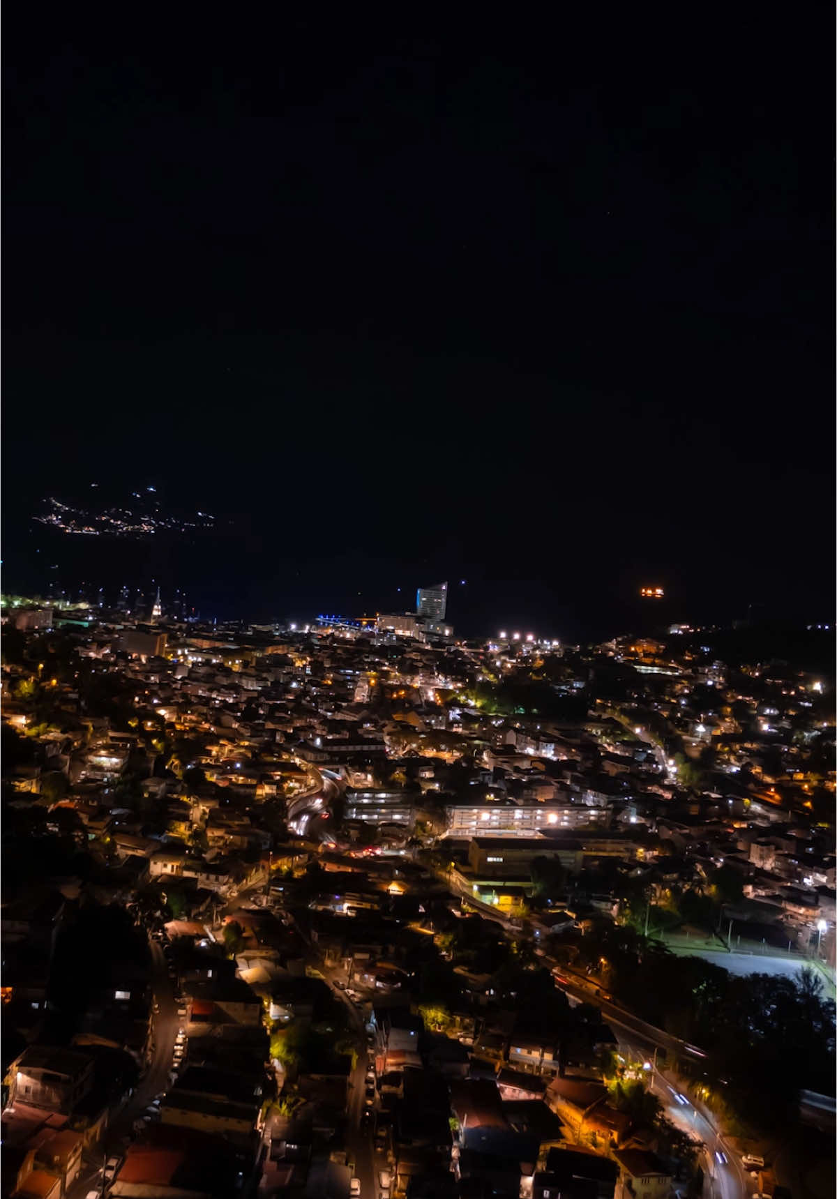 FDF le jour 🌞 ou la nuit 🌚? #martinique #nightphotography #drone 