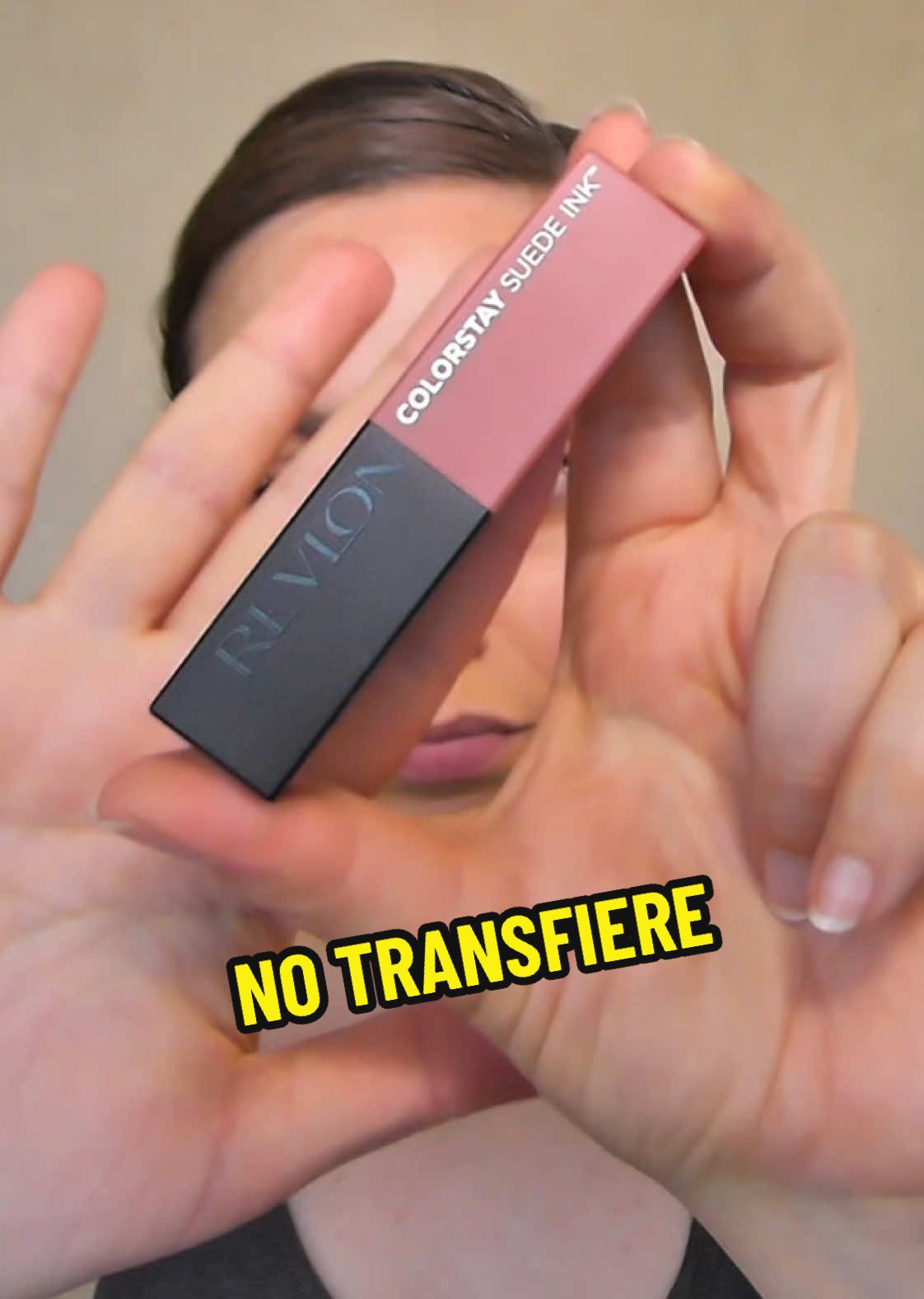 💄​ Labial en barra PERO INTRANSFERIBLE?? 😱​ Les vengo a dejar mi opinión sobre los SUEDE INK de Revlon. Estos labiales en barra prometen el poder intransferible de un líquido sin resecar de más lo labios. Podrán? 🤔​ #suedeink #revlon #labialintransferible #reseñademakeup #reseñadelabial #mihocosmetics #revloncolorstay #revloncolorstaylipstick #revlon 