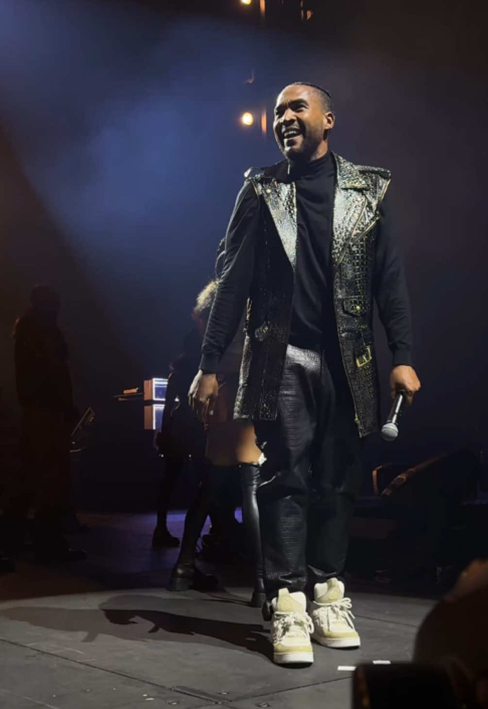 Empezamos la semana cargados de esta misma energía, afinando detalles para mi regreso a #Mexico 🇲🇽 Dicen por ahí que unos boletos serían el regalo perfecto para estas fiestas… 🎄🎁 😉  🎤 Visiten www.donomar.com y consigan los suyos 🎟️ 