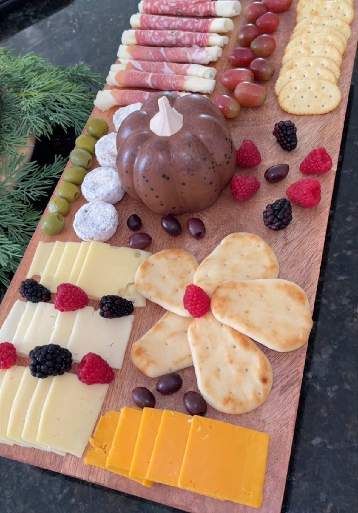 Este charcuterie board lo hice para el dia de gracia y me olvide compartir. Pero aqui les dejo, porque lo pueden hacer ahora para navidad o año nuevo🎄Casi todo lo compre en @Costco Wholesale #charcuterieboard #charcuterieboardsoftiktok #costcofinds #cheeseboard #charcuterie 