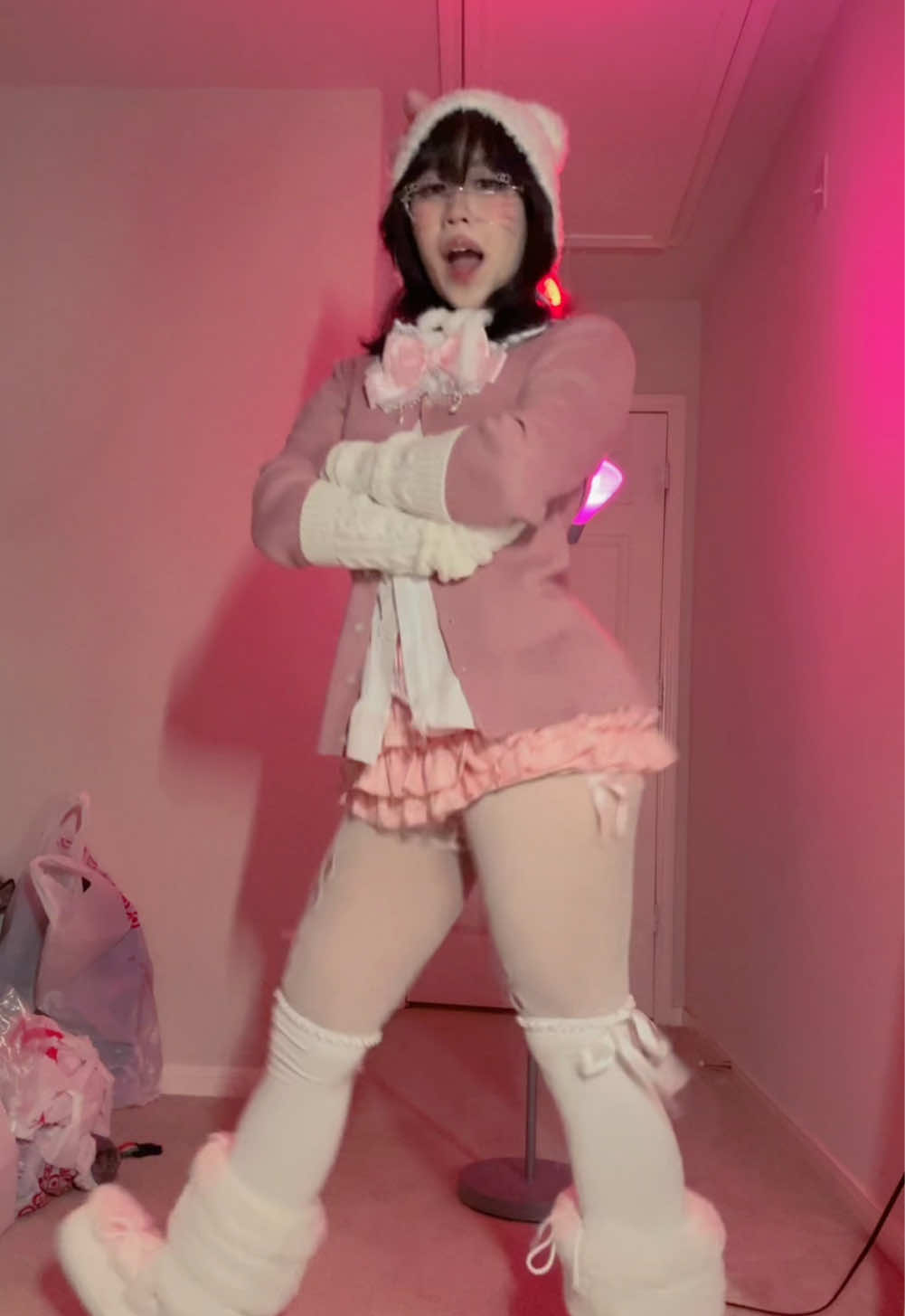 using the only dance i know to show off my full outfitttt #hellokitty #hellokittycosplay #hellokittyoutfit #sanrio #sanriocosplay #kawaiifashion #sanriocore 