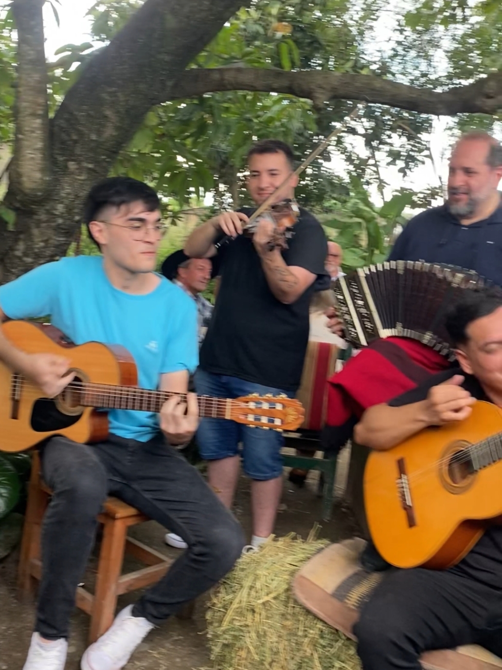 Alta guitarreada con estas dos leyendas del Folklore Argentino! Pascual Toledo y Juan Manuel Alzogaray! @estebanedu   #tucuman #parati #fyp #comomorocha #finde #guitarreada #amigos #folklore #folclore #asado #juanmanuelalzogaray #pascualtoledo 