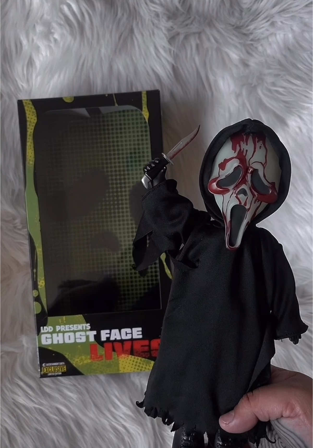 Unboxing my ghost face doll 🖤🔪  #horrorcommunity #horrorcollector #horrorcollection #horrortok #horrormovies#horror #halloween #spookyseason#spookyszn #horrormerch #scream #ghostface #alttiktok#gothtok#gothaesthetic #alternative#goth #unboixng 