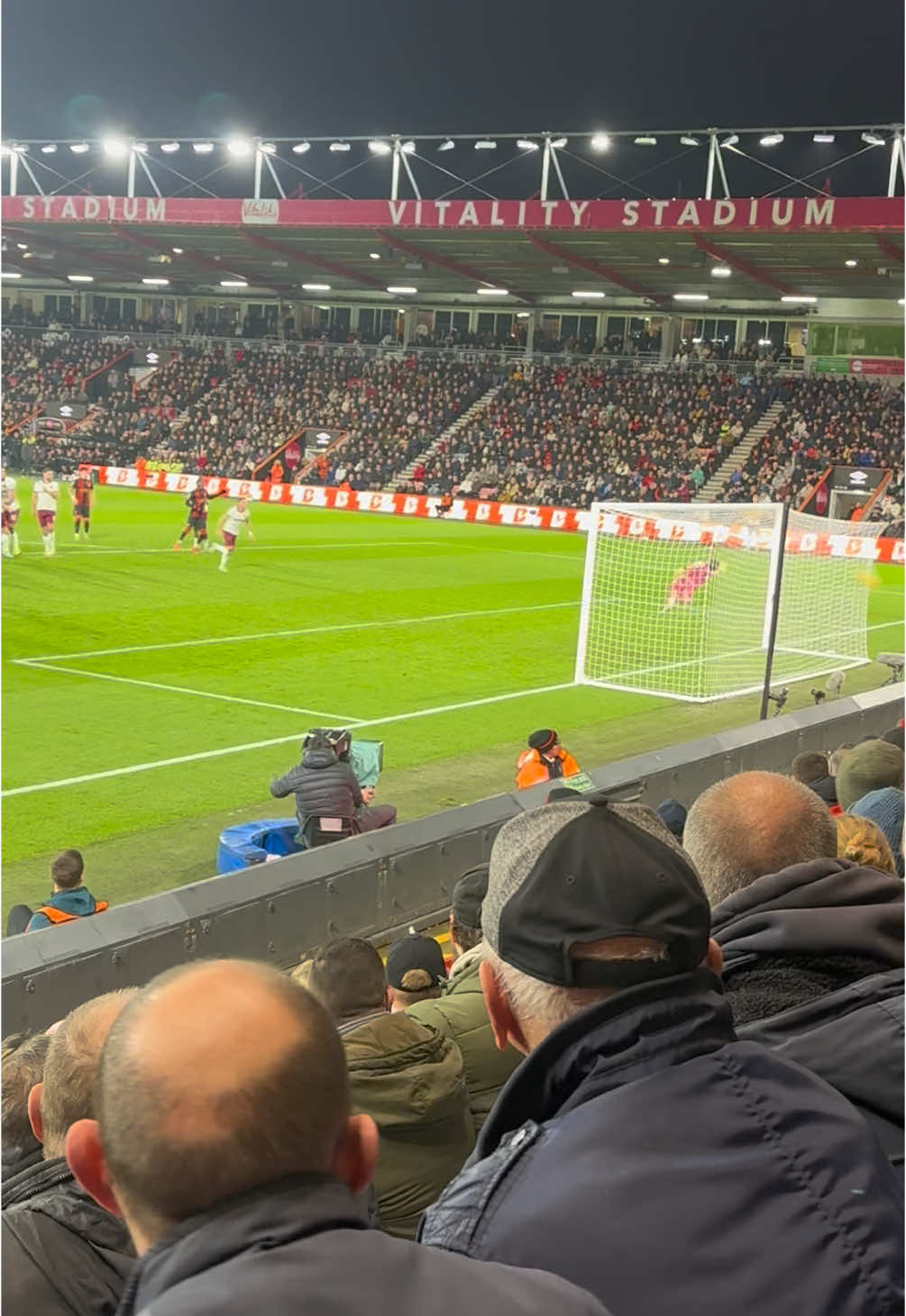 🔥 Insane Free Kick! Bournemouth vs West Ham ⚽💥 Right place, right time for this perfect free kick moment during Bournemouth vs West Ham! ⚽ Who scored the better goals this season? 👀 #FreeKick #FootballMoments #Bournemouth #WestHam #PremierLeague #MatchDay #FootballFans