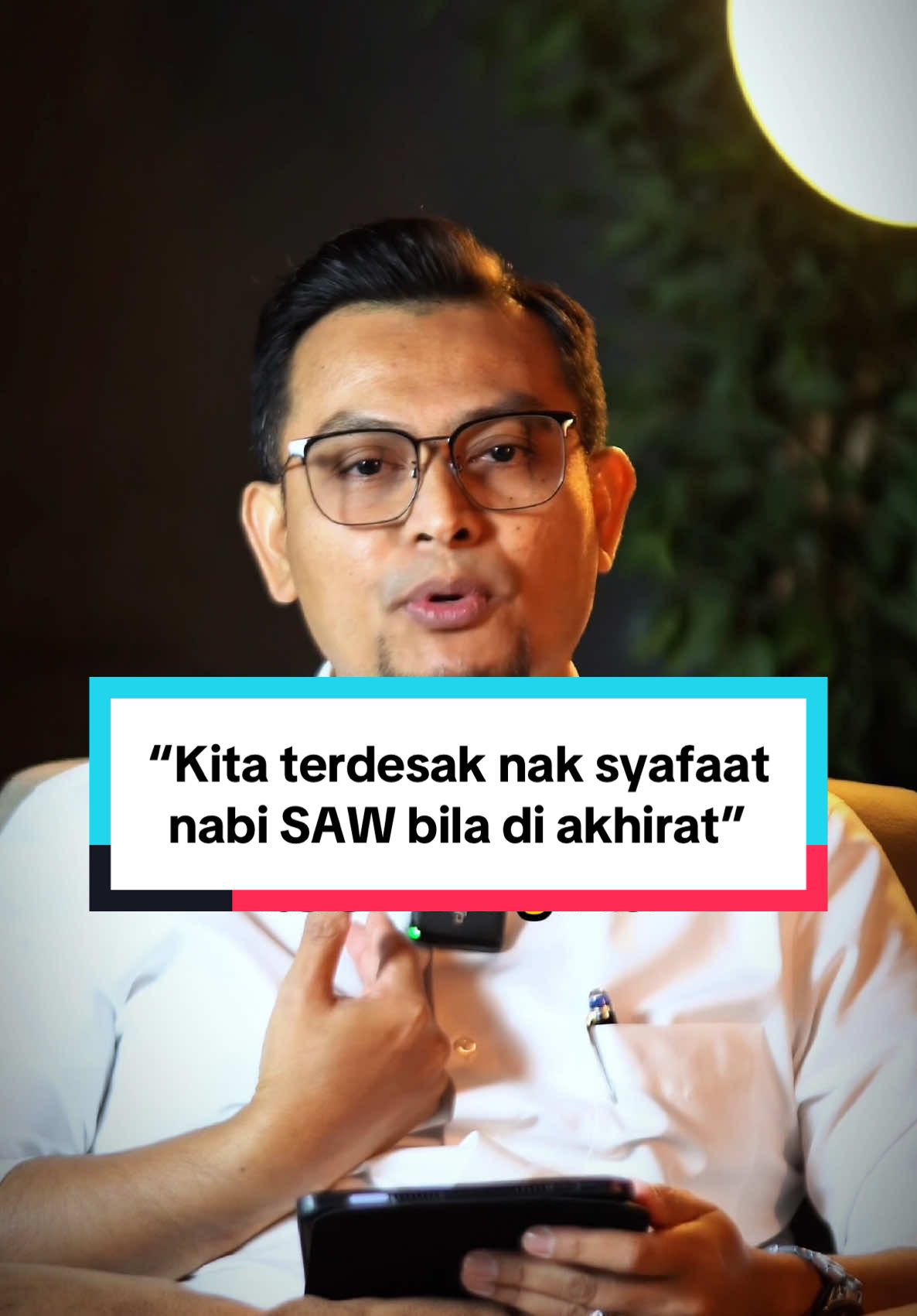 Di hari akhirat yang penuh ketakutan dan keserabutan, ketika itu kita terdesak mengharapkan syafaat baginda Rasulullah SAW. Malanglah kita kalau tiada langsung usaha untuk dekatkan diri pada baginda Rasulullah SAW ketika di dunia ini #ridhuanyahya #selawat #selawatjibril #alwaysselawat #rindurasulullah #hijrah #mindset #islam #rasulullah #nabimuhammad 