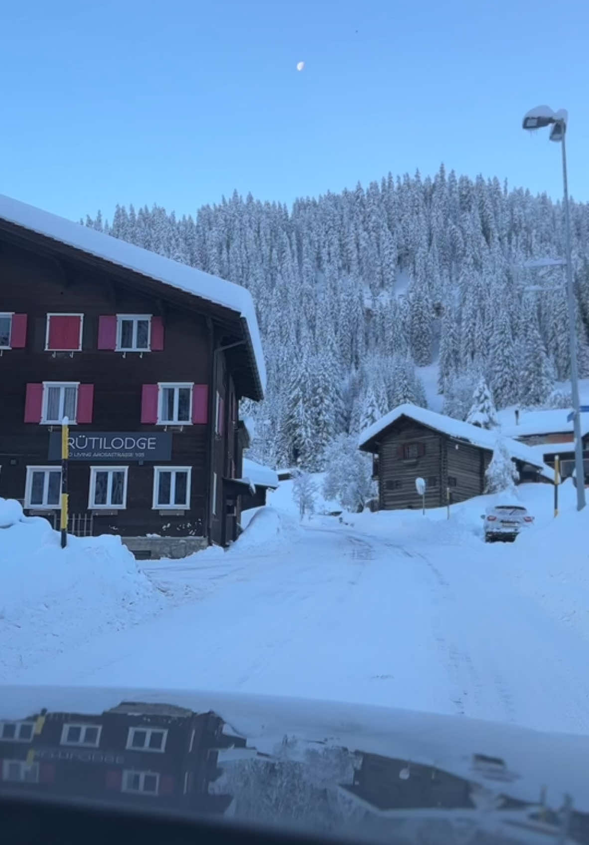 #switzerland #swiss #schweiz #🇨🇭 #szwajcaria #svizzera #swissalps #winterwonderland #snowroad #snow #snowday #coldweather #swissmountains #alpen #roadtrip #road #nature #happyplace #arosa 