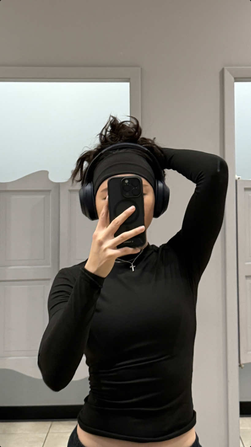 Slowest weeeek of my life 🥲 I feel like everyone is sick rn …. and I was one of them. Glad I took a full week to rest, drink lots of tea, take medicine, and sleep plenty.  The fastest way to recover from sickness is resting your body yall. Make sure you take the time to really recover before trying to get back into the gym!  One of the hardest weeks of this fall/winter season for me, and I made it out aliveeeee, it’s COMEBACK SZN BABYYY ✨ . . #gym #gyminspo #gymmotivation #gymgains #GymLife #gyminspiration #gymgains #gymlifestyle #Lifestyle #healthylifestyle #gains #fit #weightlifting #koreangymrat #relatablegymcontent #trending #fitnessmotivation #fitnessjourney #Fitness #fitnesslife #gymgirl #gymrat #gymlover #girlswholift #transformation #gymtraining #gymtransformation #strengthtraining #strong #motivation #inspiration 