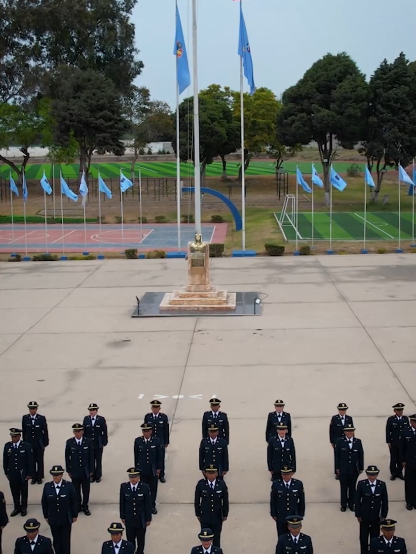 #NoticiasFAP | La Fuerza Aérea del Perú entregó a la patria a 216 suboficiales, graduados del Instituto de Educación Superior Tecnológico Público Aeronáutico – ESOFA, integrantes de la Promoción SO1. FAP Dante Pinto Núñez, quienes a partir de hoy contribuirán al engrandecimiento de nuestra Fuerza Aérea y aportarán significativamente al desarrollo socioeconómico de la nación. 👨🏻‍✈️🇵🇪🛩️ 🥇Cabe destacar el compromiso, disciplina y esfuerzo de la alumna de 3er año FAP Teddy Ames Rojas, quien ocupó el primer puesto en el orden general de su promoción. Junto a sus compañeros, pasarán a formar parte activa de las filas de nuestra gloriosa institución, trabajando para salvaguardar el Cielo de Quiñones. 📌 La actividad desarrollada en el patio de honor del instituto estuvo presidida por el Alto Mando institucional, acompañado por autoridades castrenses y civiles, nacionales e internacionales. El Comandante General de la FAP, General del Aire Carlos Enrique Chávez Cateriano, exhortó a los recién graduados a llevar el legado del héroe Quiñones con honor y ser leales a los valores institucionales inculcados en las aulas de su alma mater. 🪖📚 #Peru #parati #fyp #graduacion 