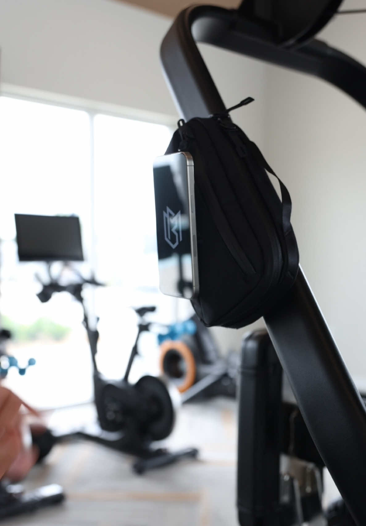 This bag will change the way you workout… No more clutter on the gym floor. No more cracked phone screens. No more gym lockers. No more inconvenience. ELEVATE YOYR ESSENTIALS