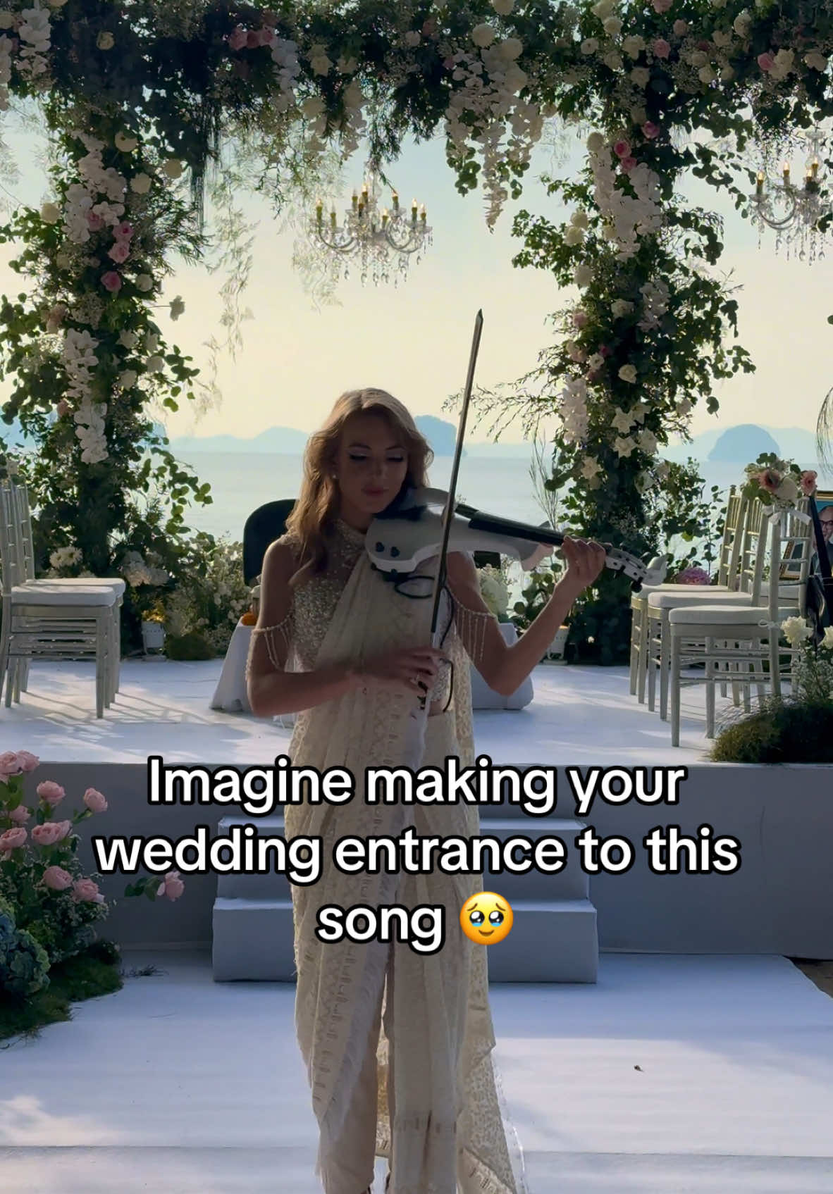 Imagine making your wedding entrance to this song🥹🎻 #tumhiho #indian #indiansedding #viral #bollywood #indiansong #southasianweddings #fyp #hindi #indianbride 