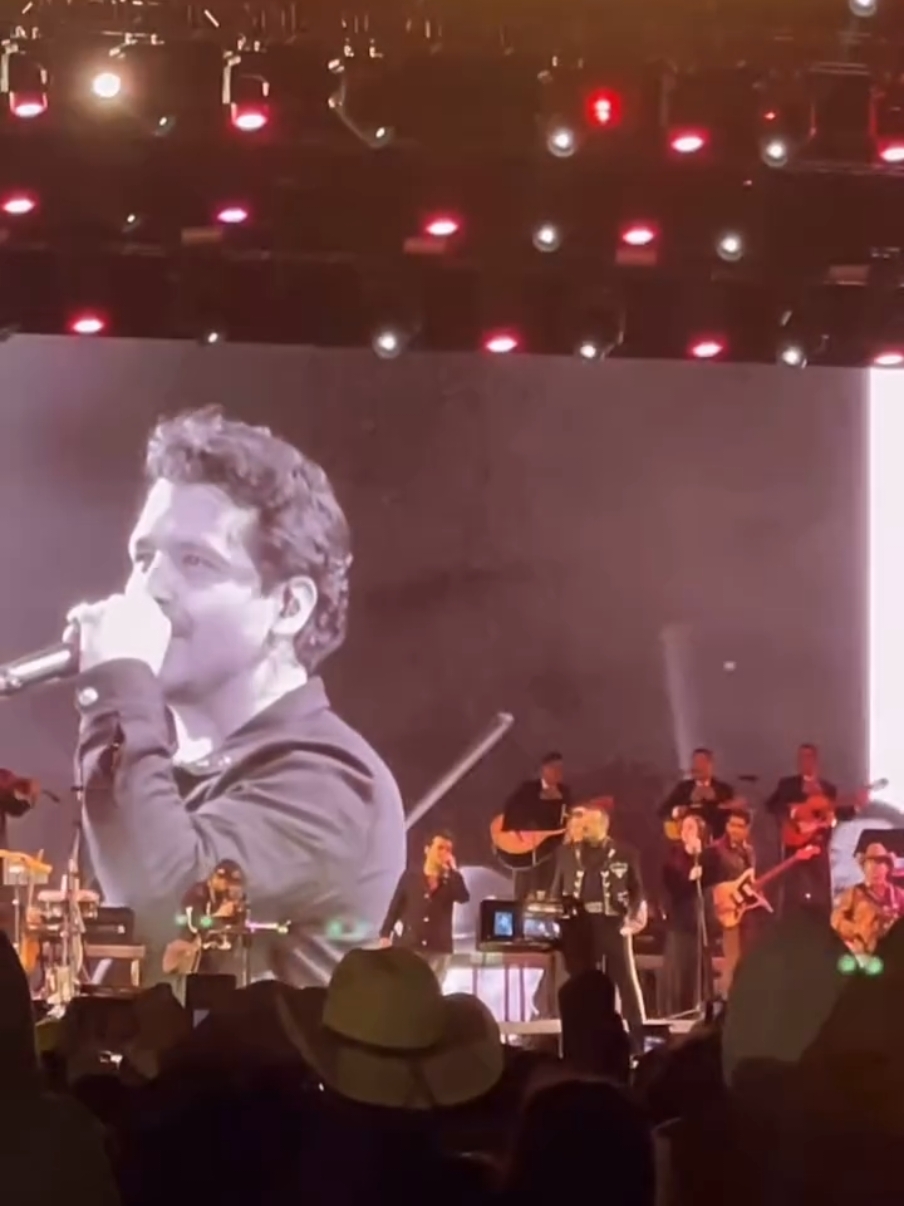 Christian Nodal cantando junto a Pepe Aguilar. #christiannodal #pepeaguilar #feriaqueretaro #queretaro #acaentrenos 