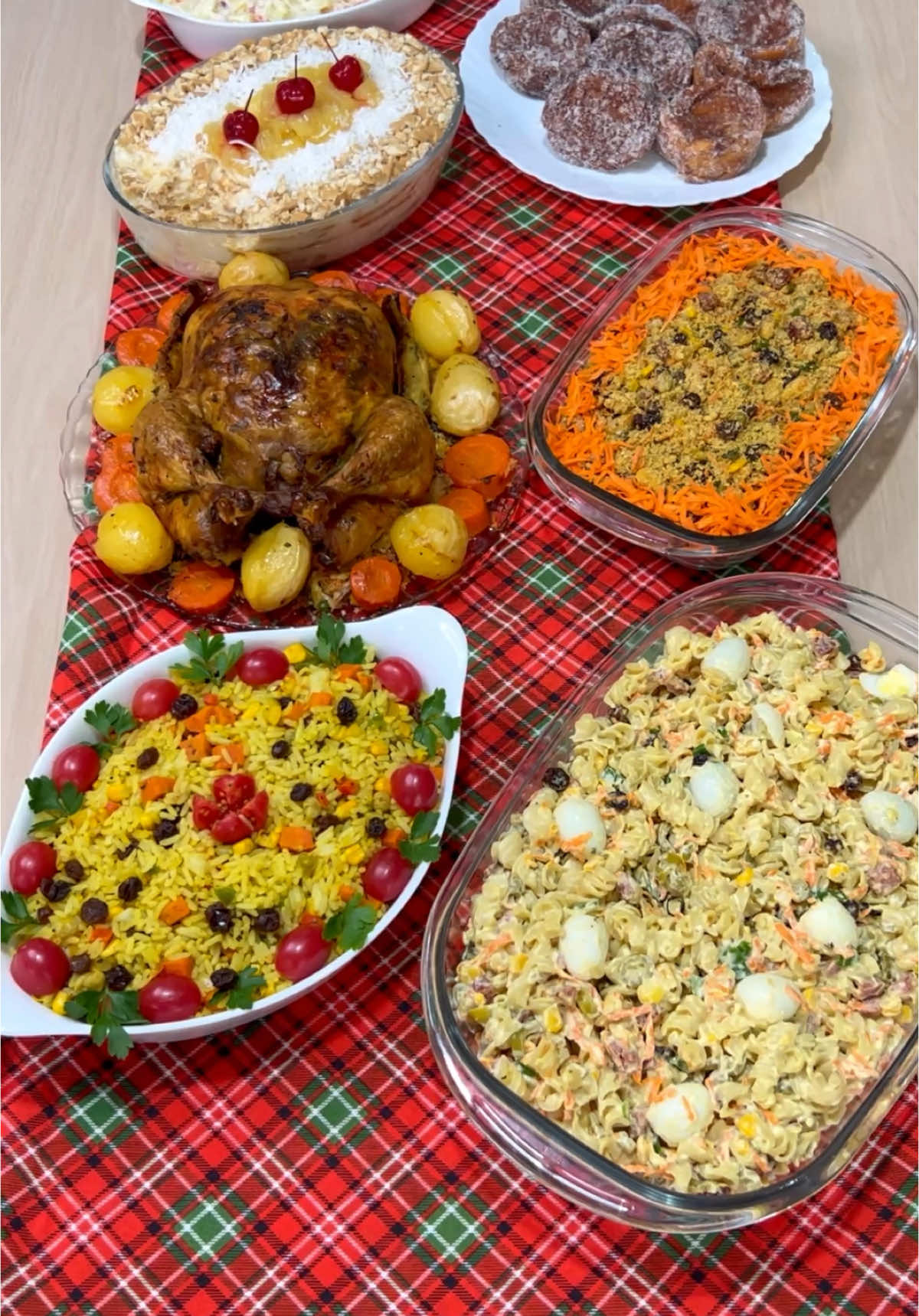 Ceia de natal simples e barata parte 2 Frango assado no forno - 100 ml de suco de limão espremido - 1 laranja espremida - 4 dentes de alho ralado - 1 colher de sopa de sal  - 1 colher de sopa de orégano  - 1 colher de chá de açafrão  - 1 colher de chá de páprica defumada - 50 ml de azeite (pode substituir por óleo) - 1/2 xícara de salsinha e cebolinha picada - 1 frango inteiro - 2 colheres de sopa de margarina  - 1 cebola - Batatas inteiras a gosto - 1 cenoura Pavê de abacaxi - 1 caixinha de leite condensado  - 3 colheres de sopa de amido de milho - 1 caixinha de creme de leite - 2 gemas - 1 colher de chá de essência de baunilha - 500 ml de leite  - 1 abacaxi grande picado (850 gramas deu esse abacaxi picado) - 5 colheres de sopa de açúcar  - 200 ml de água  - 200 gramas de bolacha maizena  - Leite para molhar a bolacha  - Um pouco de bolacha quebrada para decorar - Coco ralado para decorar  - 3 cerejas para decorar  A xícara usada como medida é de 240 ml  #ceia #ceiadenatal #natal #receitafacil #culinaria #natal2024 