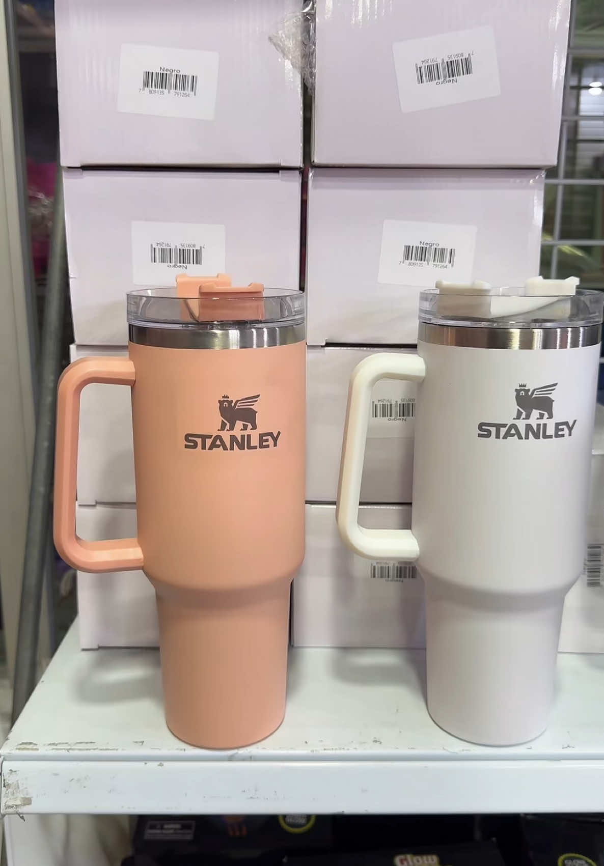 Llegaron de 1200ml ! te mantiene lo frio y lo caliente como por 8 hrs o mas✨💥 #Stanley #vasostanley #termostanley #StanleyCup #cool #hot #meiggs #estacioncentral #santiagodechile #santiago #navidad2024 #regalos #mujeres #hombres #trabajo #parati 