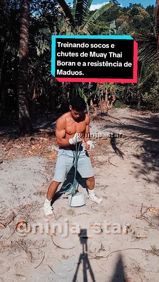 Treinando socos e chutes de Muay Thai Boran e a resistência de Maduos. 