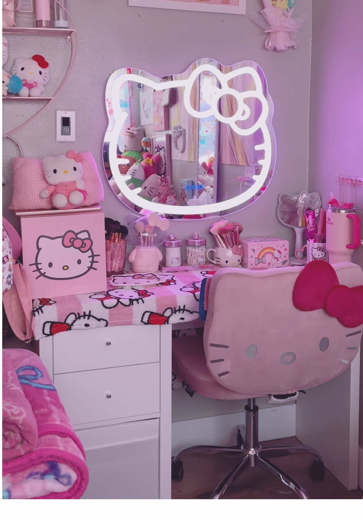 my new vanity setup 🎀 - - - - #hellokitty #hellokittylover #hellokittyandfriends #hellokittygirl #hellokittycheck #hellokittyfinds #hellokittycore #hellokittyhunting #hellokittyfridge #hellokittychair #hellokittyvanity #hellokittymirror #vanitymirror #vanitymakeup #vanityroom #vanitysetup #vanitytour #pink #pinkaesthetic #aesthetic #girlygirlaesthetic #girlyfinds #foryou #foryoupage #foryourpage #foryoupageofficiall #foryour #foryoupage❤️❤️ #foryouu #parati #makeup @hellokitty #paratiiiiiiiiiiiiiiiiiiiiiiiiiiiiiii #fypツ #fypシ゚viral #fypp #🎀 #y2k #hellokittyroom 