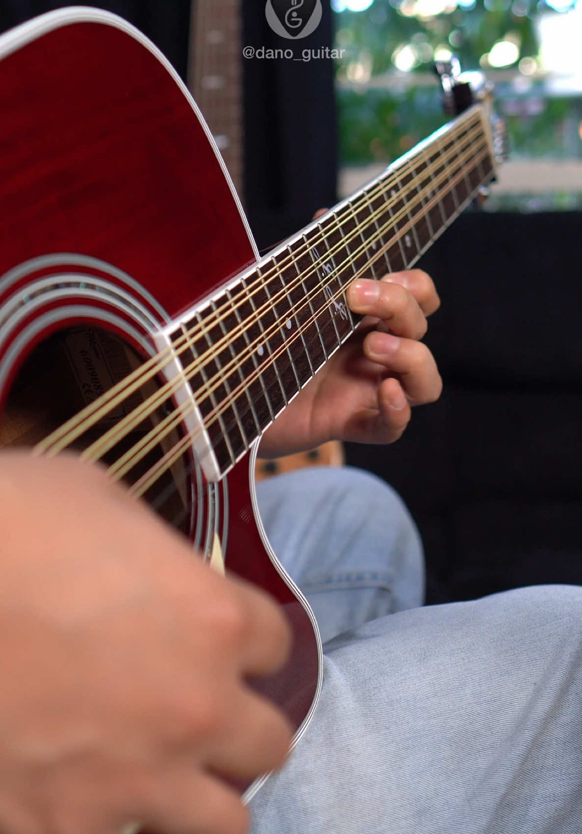 Loco tu forma de ser en docerola (Alberto y Roberto) . . . . . . . #albertoyroberto #takamine #docerola #guitarra #takaminejj