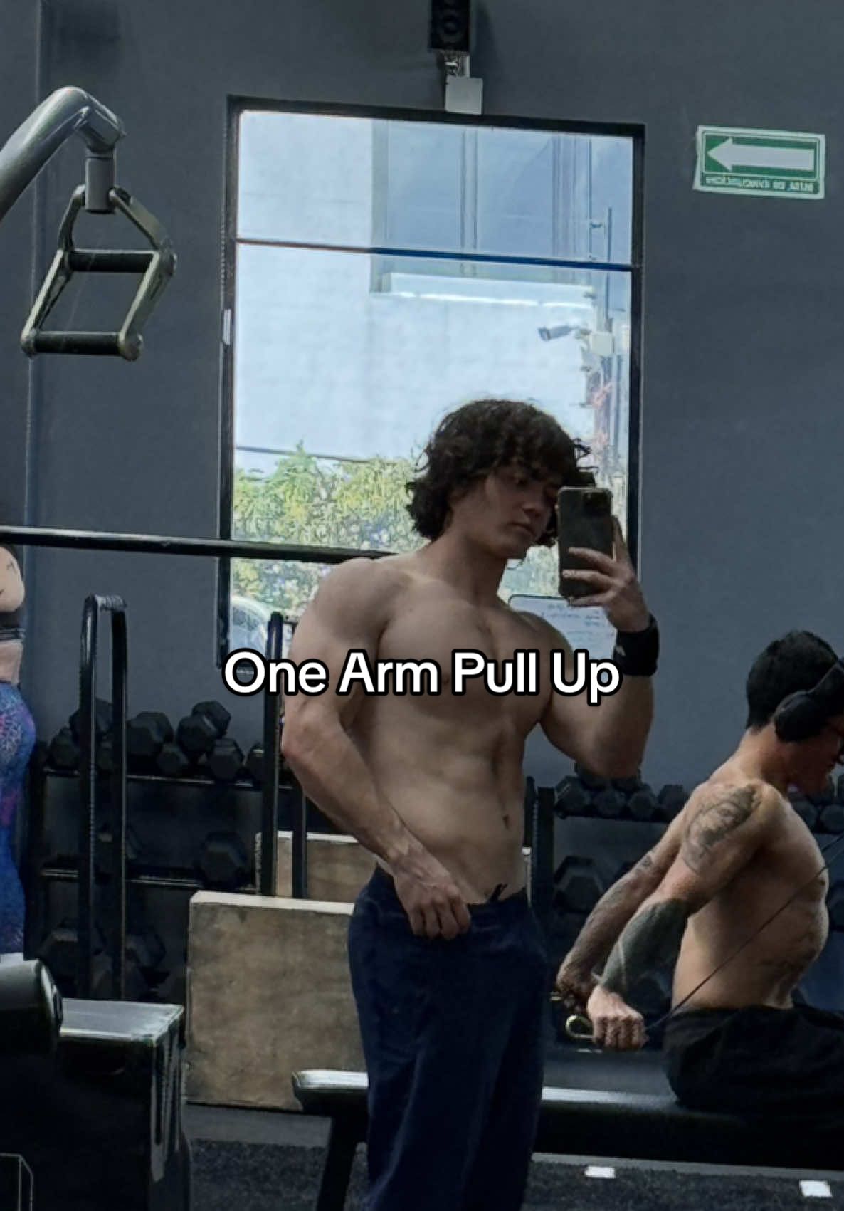 OAP (One Arm Pull Up)  Apoyar un brazo sobre el otro y subir no quiere decir OAP.  Para hacerla no debe de haber otra mano apoyando mas que la que esta haciendo la traccion se jalon.  Si aun no puedes haverla estricta, prueba estas progresiones.  #gym #fyp #calistenia #calisthenics #GymTok #coaching 