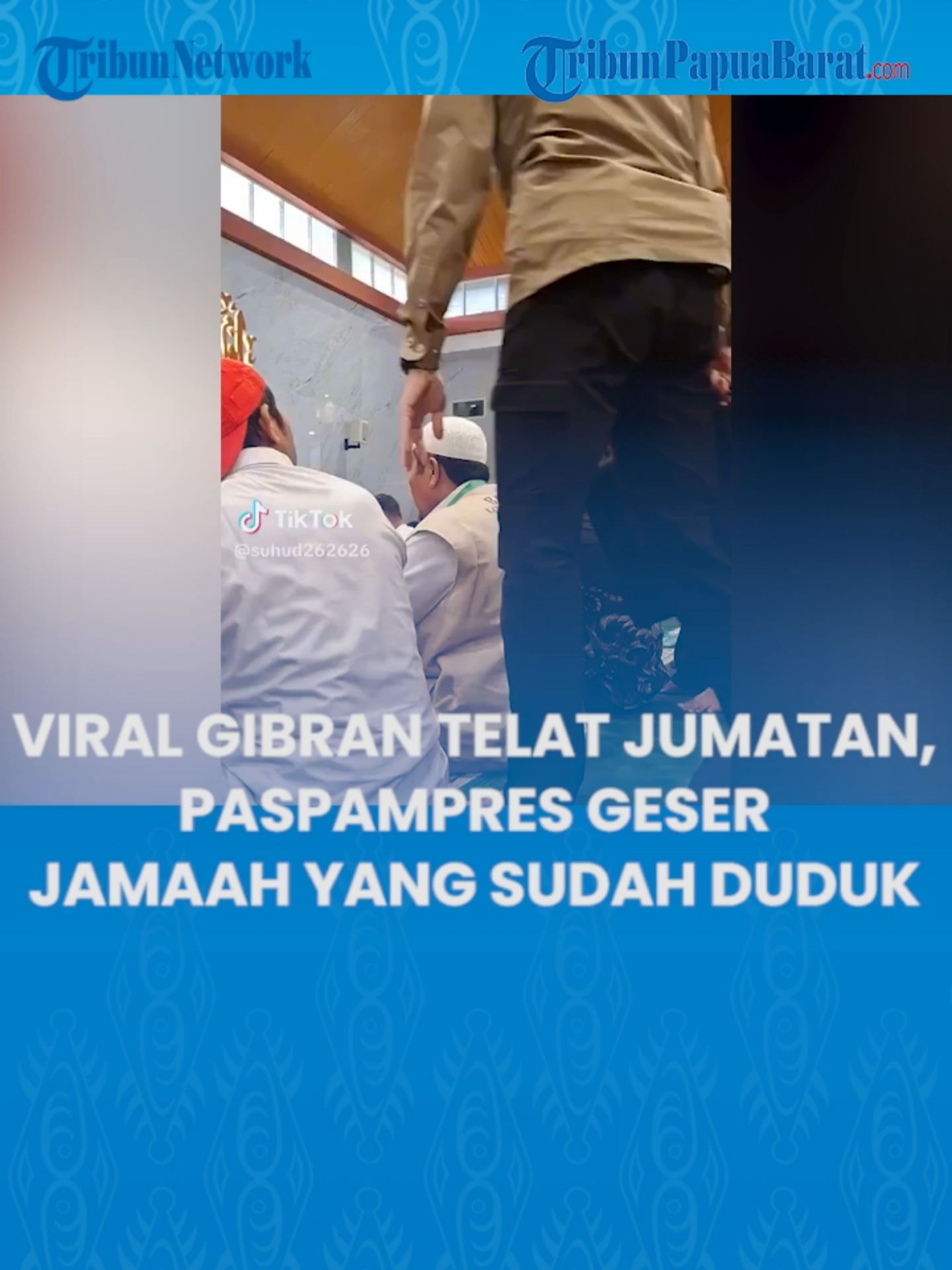 Viral Video Gibran saat Sholat Jumat di Masjid Baiturrahman Semarang, Sikap Paspampres Jadi Sorotan TRIBUNBENGKULU.COM - Viral di media sosial video saat Wakil Presiden Gibran Rakabuming sholat di Masjid Baiturrahman, Semarang pada Jum'at (13/12/2024). Video tersebut menjadi viral karena sikap Paspampres yang menggeser jamaah lain yang sudah datang terlebih dulu disorot warganet. Momen tersebut dibagikan akun X (twitter) @ferizandra pada Senin (16/12/2024) petang, sekitar pukul 16.03 WIB. Artikel ini telah tayang di Tribunbengkulu.com dengan judul Viral Video Gibran saat Sholat Jumat di Masjid Baiturrahman Semarang, Sikap Paspampres Jadi Sorotan, https://bengkulu.tribunnews.com/2024/12/16/viral-video-gibran-saat-sholat-jumat-di-masjid-baiturrahman-semarang-sikap-paspampres-jadi-sorotan.