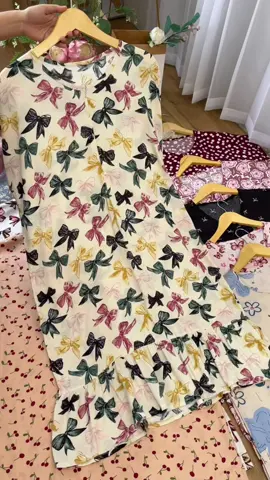Daster ruffle viral hanya 49 ribuannn! Harga sangat affordable karena kita produksi sendiri (tangan pertama)! Produk kami tanpa label yaa, jadi cocok banget untuk dijual lagi  #dastercoquette #dasterpita #dasterhits #dressrayon #homedressrayon #bajurayon #produsendaster #dastertanganpertama #dasterbumil #konveksidaster #homedressruffle #dasterkekinian #grosirhomedress #produsenpiyama #bajutidurmurah #homedressmurah 