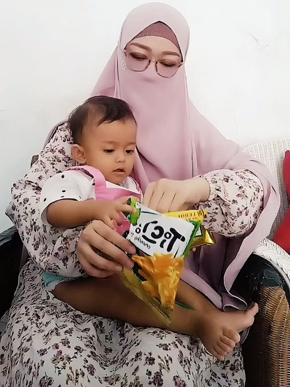 Cucu Kesayangan ninda noer,, Semoga jd anak yg sholeha y cantik...  Aamiin Allahumma Aamiin 🤲🏻🥰❤️ #MasyaAllahTabarakallah #cucukesayanganku❤️❤️❤️ #cucukeduaku😍😍😍 