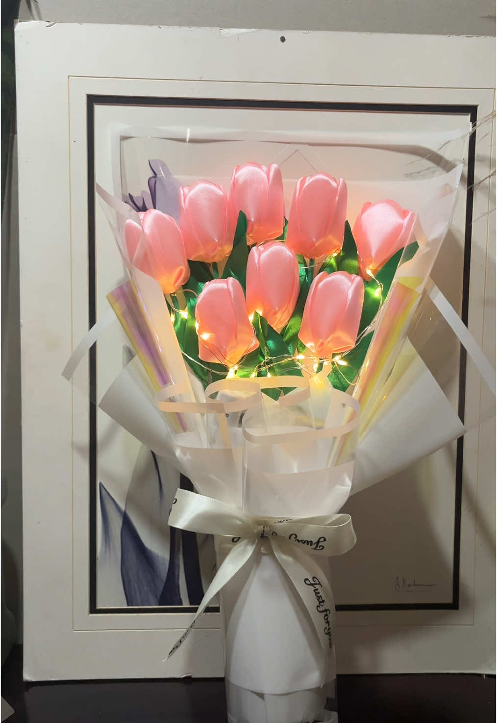 Bouquet de 8 tulipanes con luces led 💕  Tulipanes  de lujo, elaboradas en liston de seda, 100% hechas a mano, su fabricación es un proceso que lleva mucha dedicación y amor. ❤️ Haz tu pedido con 2-3 días de anticipación •Envíos a todo el país 🇬🇹 🚛 •Escríbenos, sera un placer atenderle WhatsApp: https://wa.me/message/ENWDVMYBCKBSH1 Diseños sujetos a existencia de papel coreano!!✨ #ramoderosas #rosaseternas #rosasdeliston #rosasdesatin #rosasderazo #rosasdecinta #manualidades #rosaseternasMalacatán  #detalles #hechoamano #rosaseternasguate #detallespersonalizados #detalleseternos #detallesparatodaocasion #detallesparanovios #rosaseternasenmalacatan #creacioneskaari #kaari #floreseternas #girasoleterno #tulipaneterno #ramodemariposas #ramodemariposasconluces #tulips #tulipanesdeliston #8tulipanes #tulipanesrosas