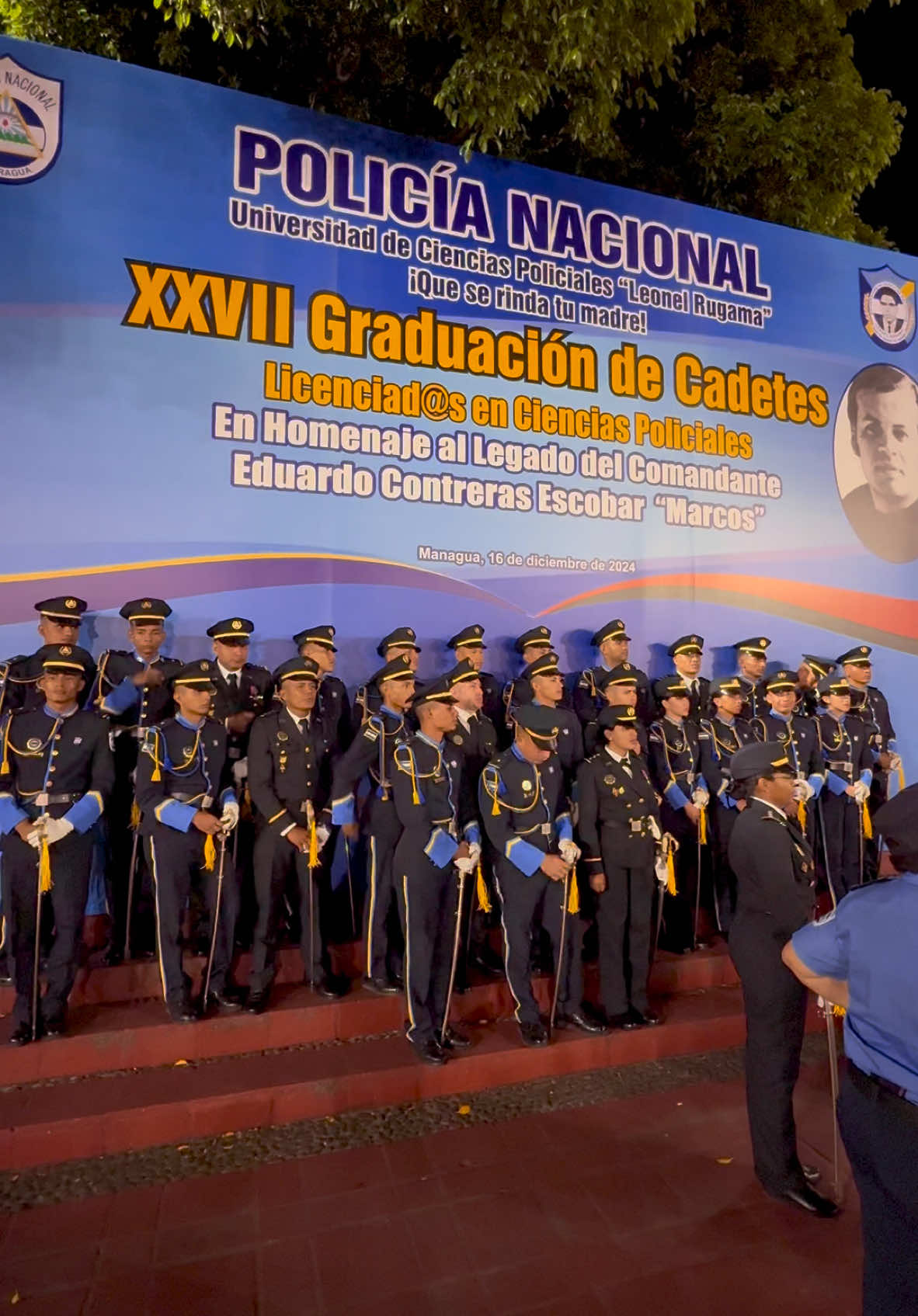 Cadetes en foto oficial con el presidente Daniel