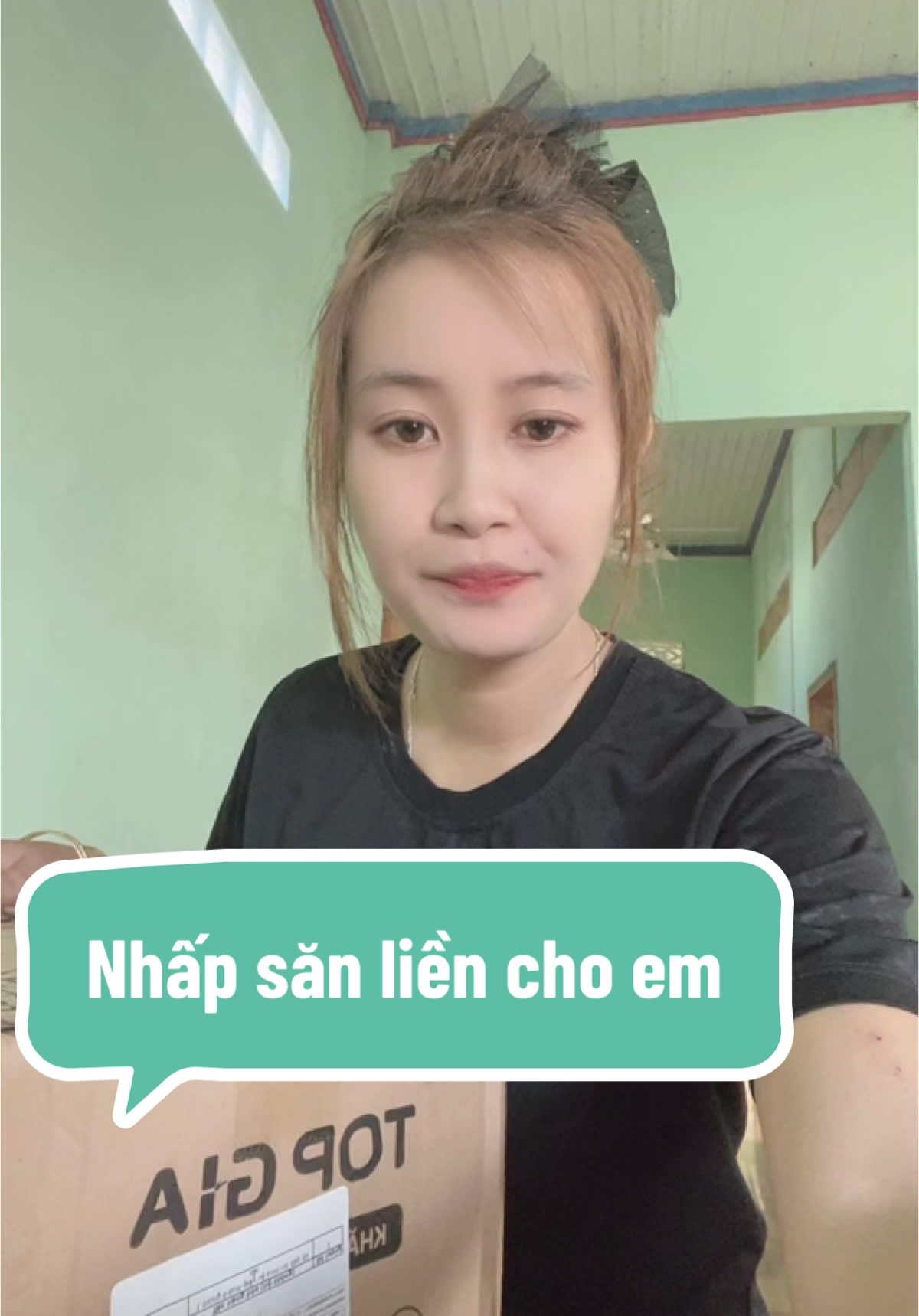 Còn gì  hời hơn , combo 6 bịch khăn giấy cao cấp , tặng thêm@Moca treo tường chỉ 122k #xuhuongtiktok #LIVEhighlights #giaynuhottrend #khangiaycaocap 