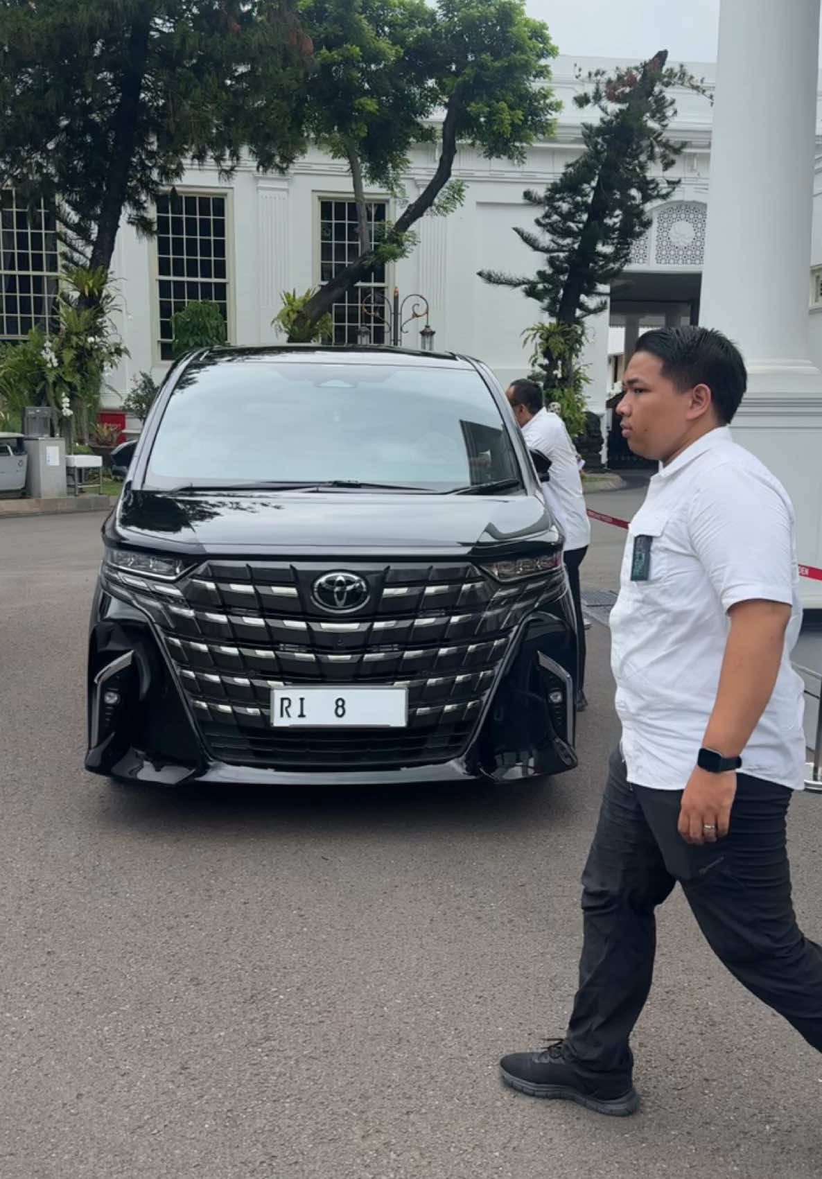 Ada yang tau menteri siapa aja ? #menteri #kabinetmerahputih #prabowo #gibranrakabuming #gerindra #istananegara 