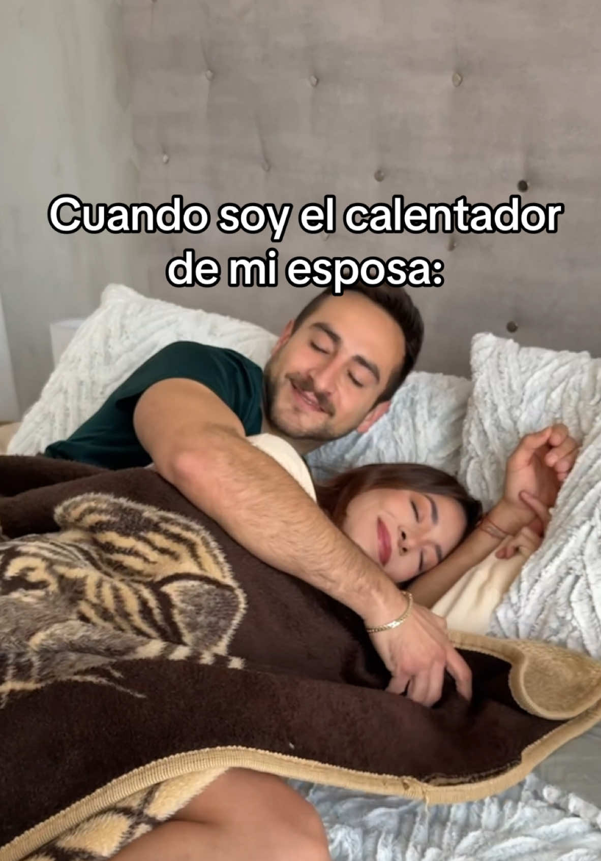 Siempre tiene los pies helados 🥲😅 🥶 #dnacouple #parejas 