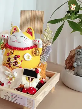 GB006 招财猫香皂花玻璃木盒 size: 15(L) x 15(W) x 20(H)cm (5寸高招财猫) 💵 RM 198 🎁 客制化开业/乔迁/生日 招财猫香皂花玻璃木盒 🏷 免费附加祝贺卡 简约不俗气,优雅且大方✨️  📦 价格一律不包含配送费 📦 Klang Valley可选择自取/lalamove/grab. 📍自取地点: Damai Perdana,Cheras -------------------------------- 私询 📩 m.me/nekogiftmy IG & 小红书 📱 花.猫 Neko Gift Wechat 📲 nekogift Whatapps 📲 https://nekogift.wasap.my #nekogift #nekogiftmy #cheras #招财猫 #花篮礼盒 #开业礼盒 #乔迁礼盒 #送礼好物 #damaiperdana #damaihillpark #送礼 #开张大吉 #入伙送礼 #公司送礼 #开张花篮 #花桶 #开张礼盒 #礼物 #香皂花 #仿真花 #玻璃罩 #玻璃木盒 #木盒 