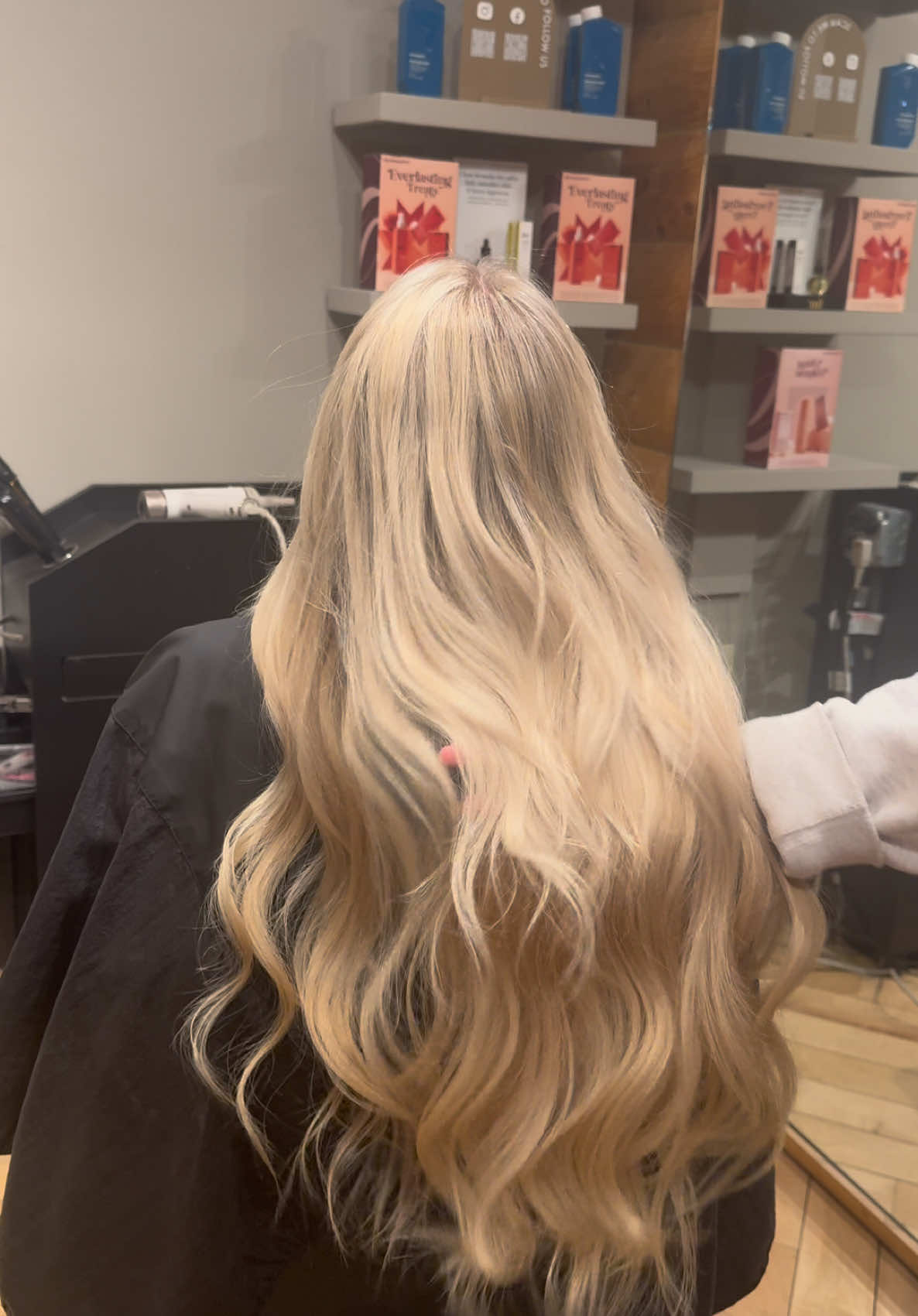 I LOVE brushing thru extensions 😌  ❣️ fresh mini foil -using Kevin Murphy Ultimate Lightener w/ 10 vol   -all over shades eq 10VV+10T+9GI #tapeinextensions #jzstylesextensions #hairgoals #blondegoals #framar #blonde #kevinmurphy @kevin.murphy 