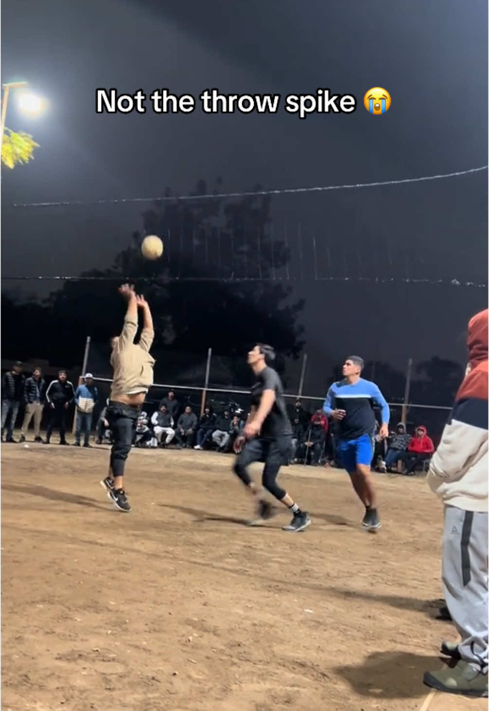 Bro playing the wrong sport 😂 (@Ruleta261Cariadas559🏐🏐🏐🏐🏐) #volleyball #vball #spike #beachvolleyball 