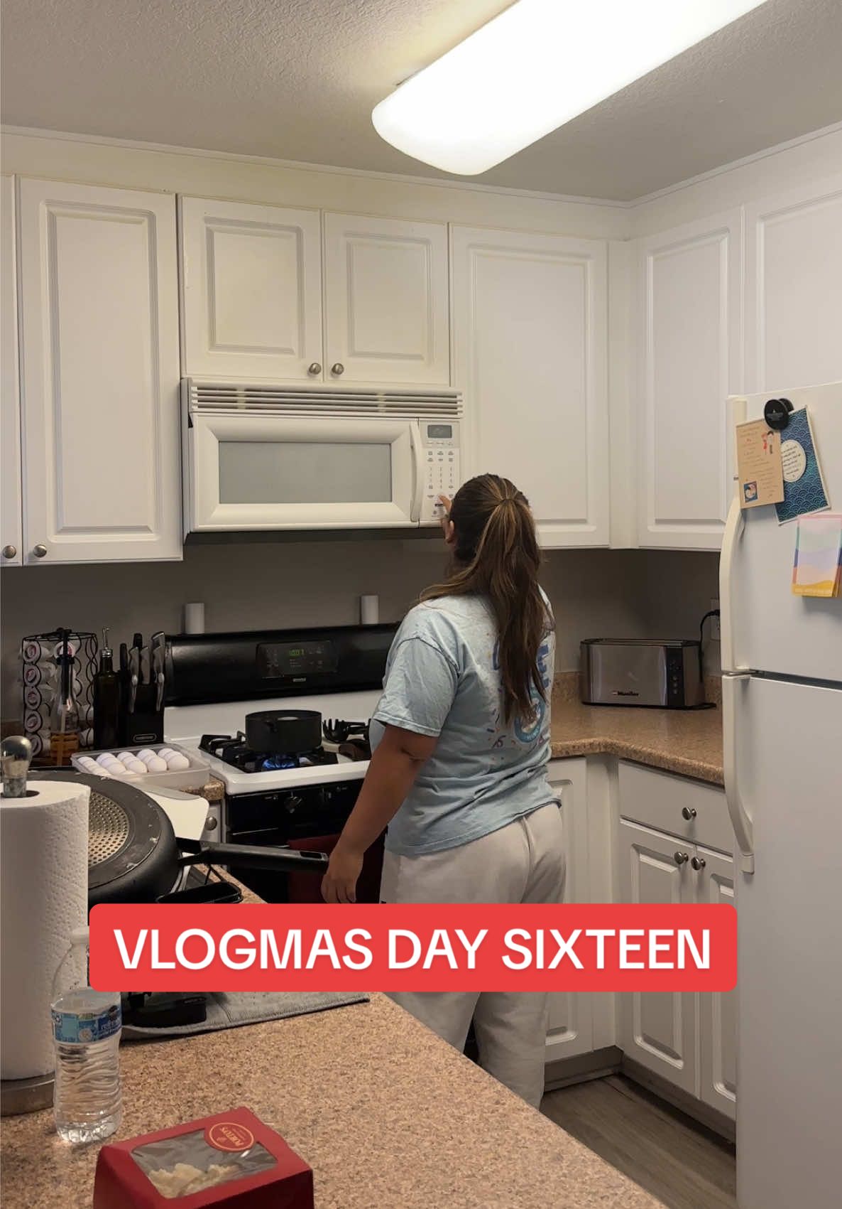 Vlogmas day sixteen 😴 What a vast difference from yesterday’s vlog 🙂  #Vlogmas #Vlog #fypシ #fypシ゚viral #latinacreators #latinastiktok #comfortvlog #comfortcreator #BookTok #clean #routine #slowmorning 