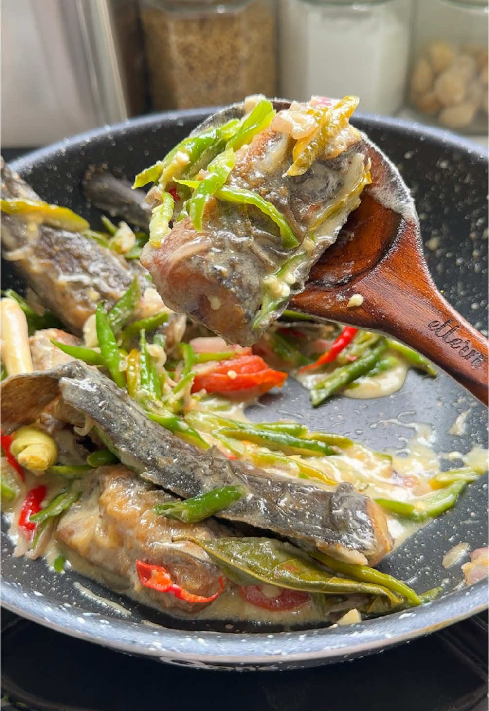 Masak ikan lagi yuk… 📌 Bahan-bahan: 800gram lele 250ml santan kental 5 bawang merah 2 bawang putih 1cm jahe 10 cabe hijau 2 cabe merah Tomat ukuran kecil Daun salam Sereh Garam Sedikit kaldu bubuk Sedikit gula #menuharian #masakanrumahan #masakanharian #masakansimpel #masakansederhana #masaksatset #menusimpel #dinapuji95 #reels #reelsinstagram #olahanikan #olahanlele #fyp 