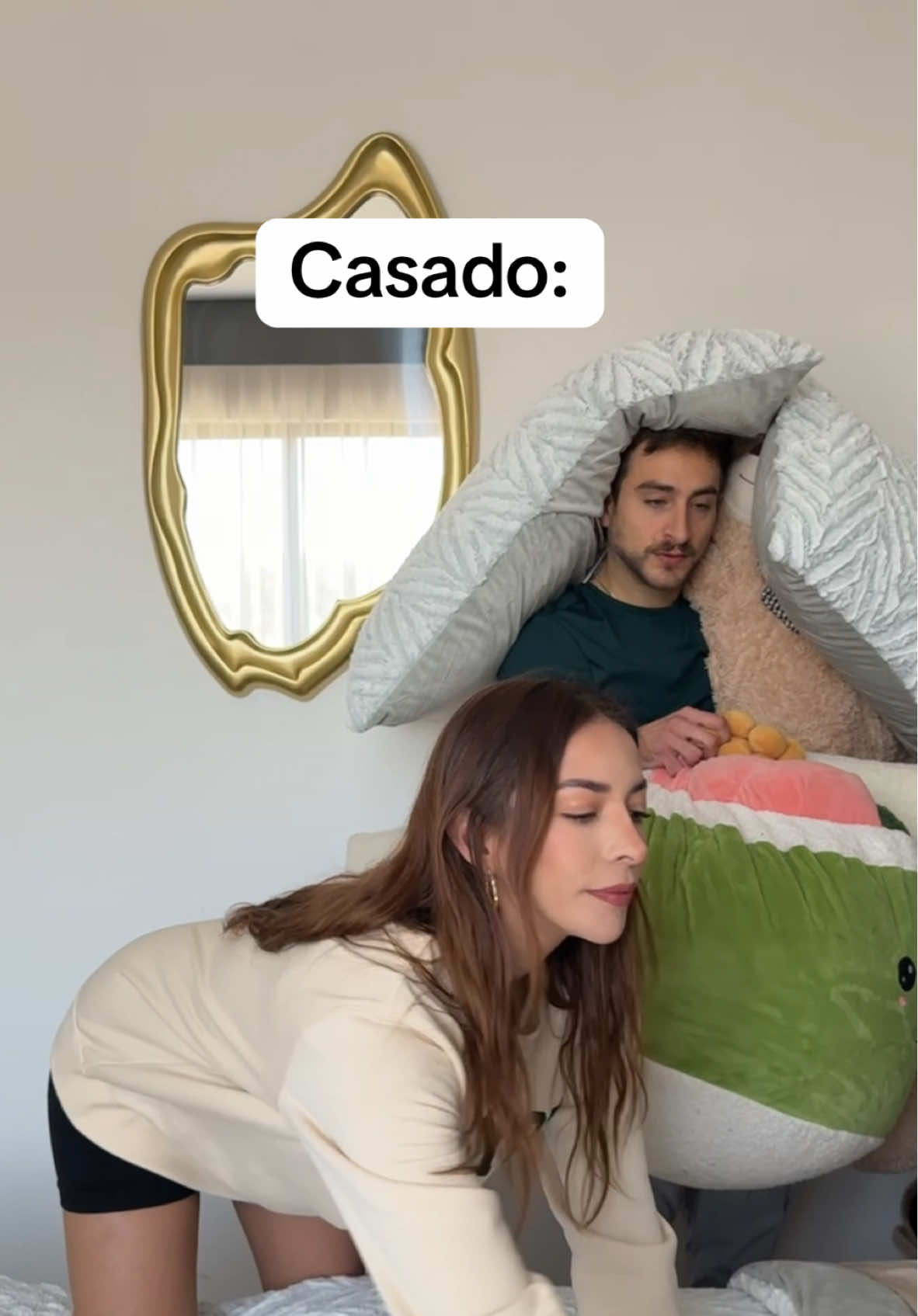 Dice que entre más almohadas mejor 😅😂 #dnacouple #parejas 