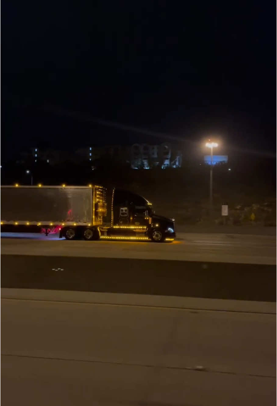 Va por ahi @Uriel Tamayo ✌🏼#moviendomexico🚛🇲🇽👍👌😎 #cachimberosde♥️🇲🇽 #trailers #viaje #tijuana #trailerosmexicanos🇲🇽💯😎 #kenworth #california #losangeles 