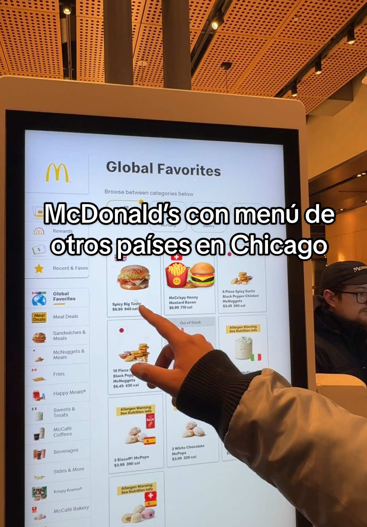 McDonald’s global headquarters en Chicago con menú internacional. #boricua #vlogenespañol #internationalmcdonalds #mcdonaldsglobalmenu #chicago #travel 