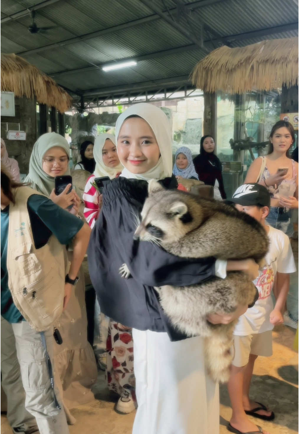 Finally i met you raccoon gonduttt 🦝🤏🏼 comeyyy angat rasa nak bawak balik  #farminthecity #raccoon 