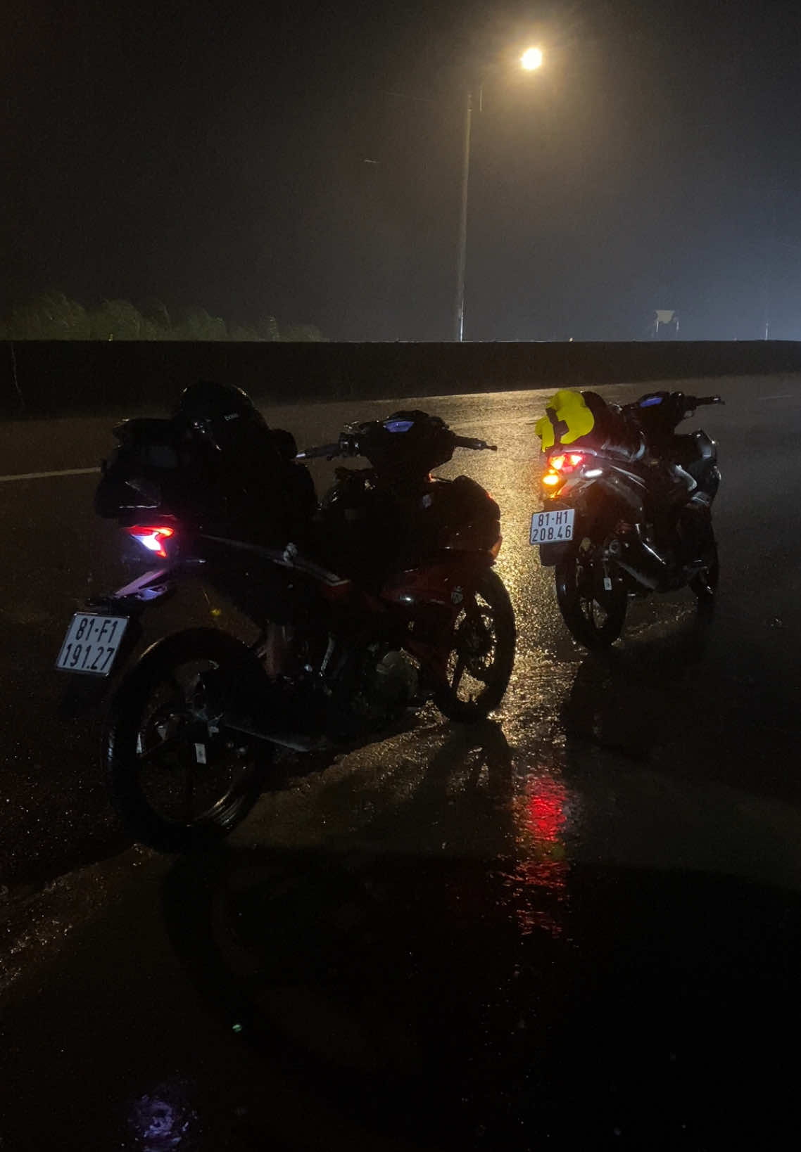 Cảm giác chạy trong mưa phê thật #touring24h #y15zr 