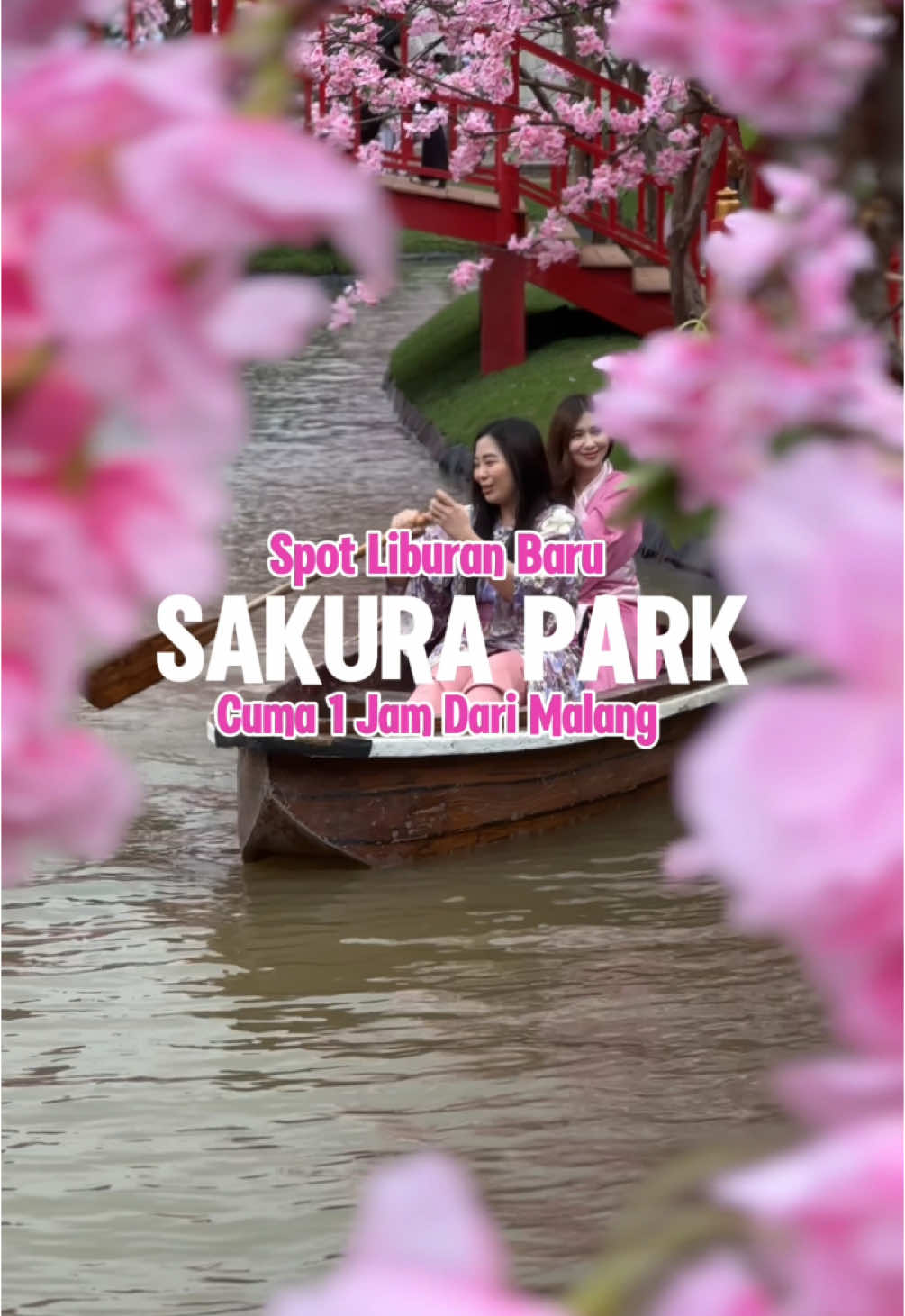 Ada wahana baru lho di Dairyland Prigen yang Jepang banget! Mulai 20 Desember nanti, kamu bisa main ke Sakura Park yang Jepang abis. Bisa foto pake kimono dan naik perahu keliling kolam.  Tempatnya cakep banget buat foto-foto 😍 Cuma satu jam aja dari Malang, yuk main ke Sakura Park di Dairyland Prigen. Ajak bestie, pacar atau keluarga, sama serunya! @Dairyland FarmThemePark Prigen  #dairylandprigen #wisatamalang #liburanmalang 