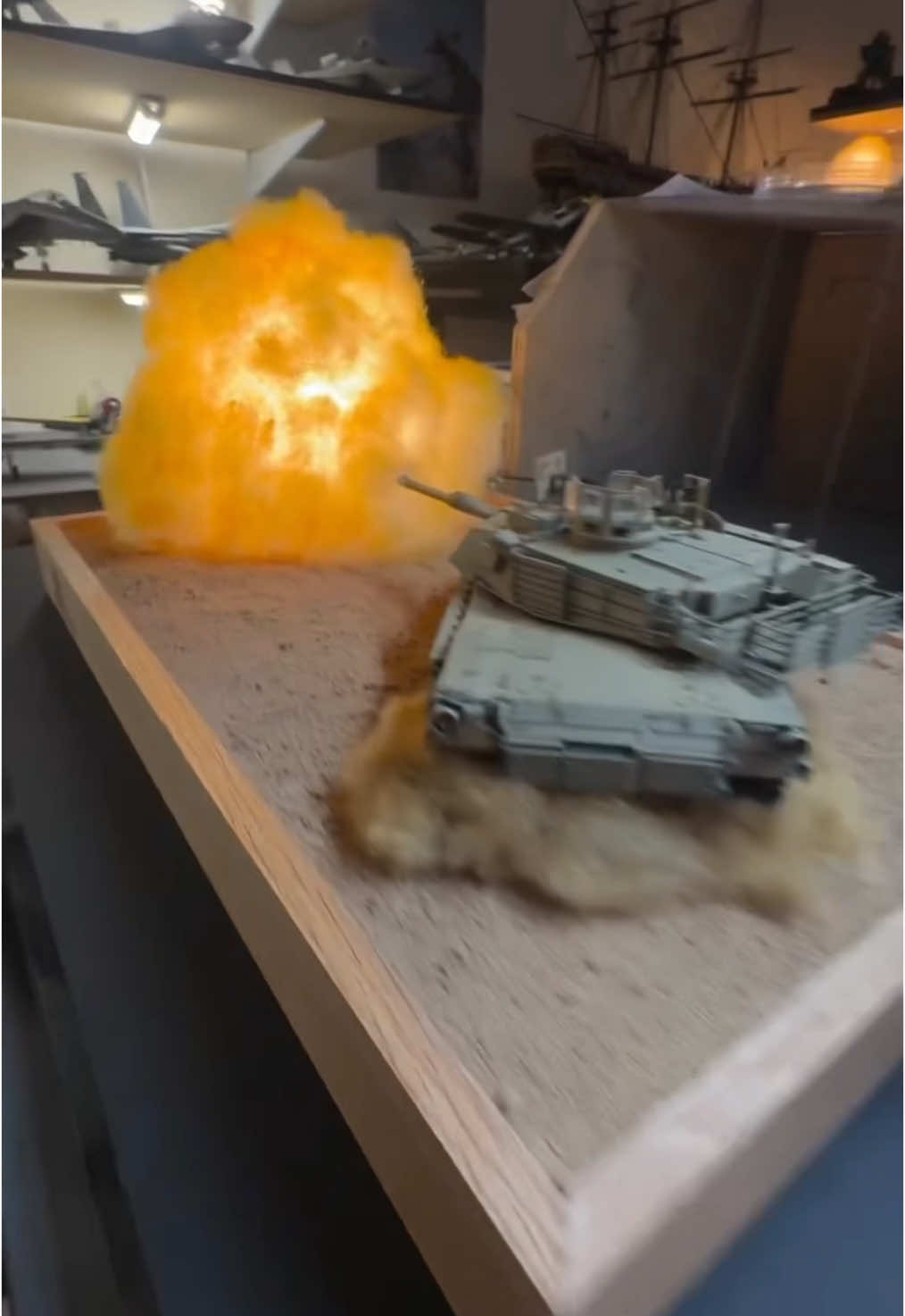 This firing M1A2 Abrams (Meng 1/35) #scalemodels #modeltanks #plasticmodels #m1a2 #M1Fire #M1AbramsFiring #M1TankFiring #M1A2Fire #M1AbramsTank #AbramsFiring #M1TankBattle #M1AbramsInAction #M1TankCombat #M1AbramsWeaponry