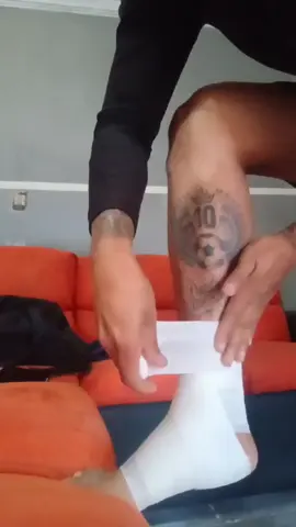 Vendaje de tobillo. Versión jugador caro, vende humo. #losVendeHumo #DaselaAlQueSabe #PuroMuerto #ElVendeHumoMasCaro #fyp #viral⚽ #Viral #FútbolLlanero 