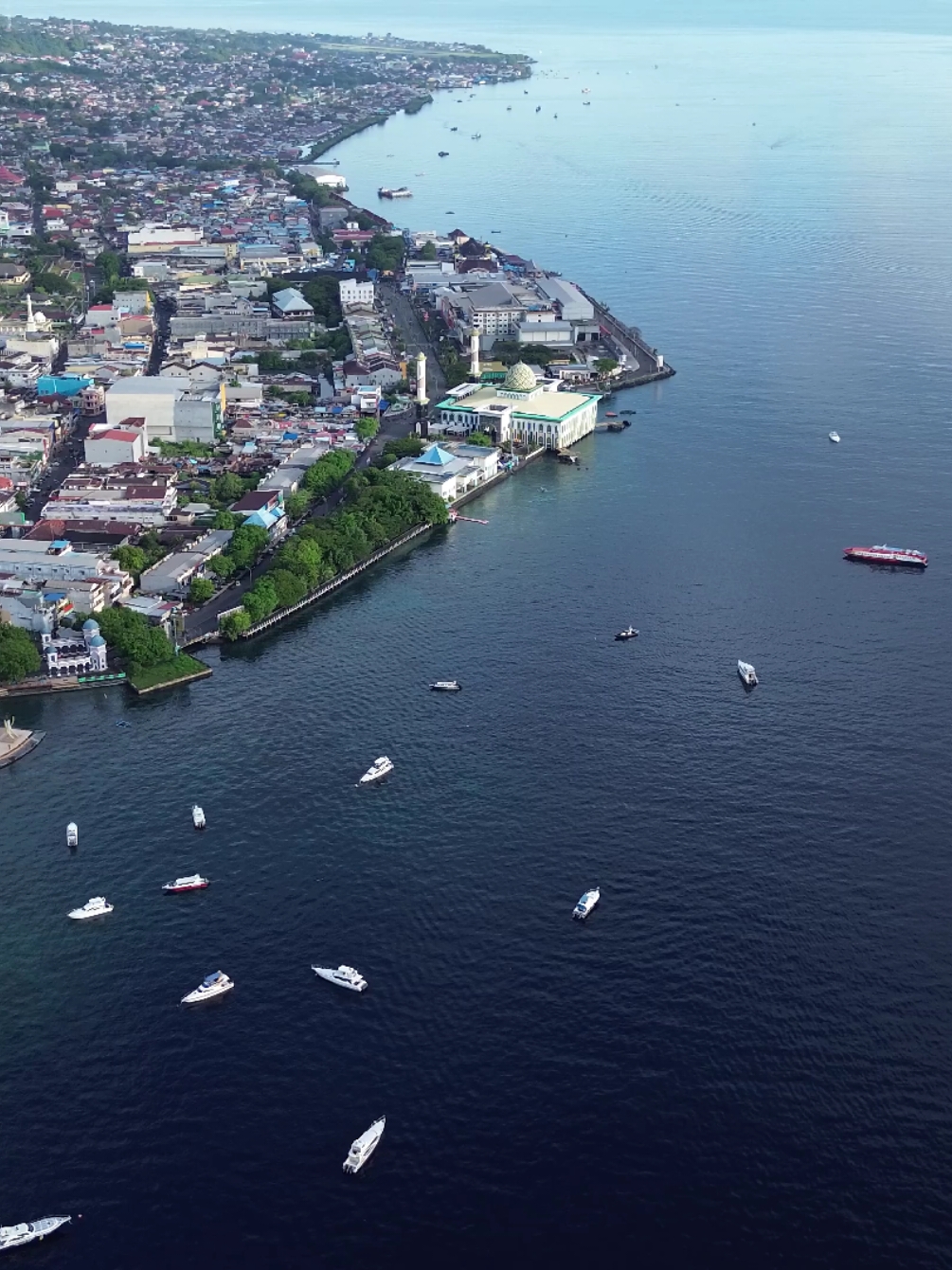 Ayo Kita jaga kota ternate menjadi kota bebas sampah #malukupride🏝🔥fypシviral #tiktok #ternate #dji #malukuutara #malukupride🏝🔥 #kotaternate😘✨🌺🌈 #indonesiatimur #maluku #dronevideo #jelajahternate #dji #indonesia #indonesiatimur