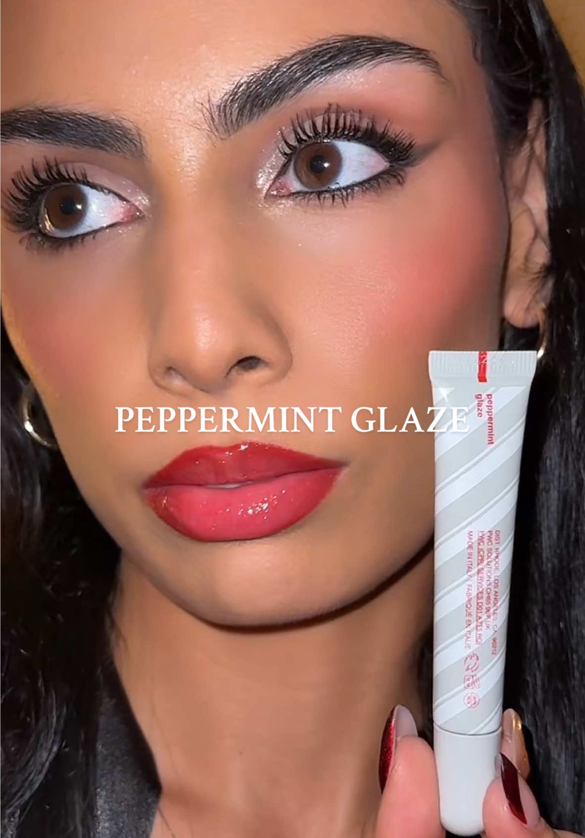 Peppermint glaze is my new obsession #rhodeskin #liptreatment #lipbalm #holidaymakeup #peppermintglaze #peppermint #hydratedlips @rhode skin 